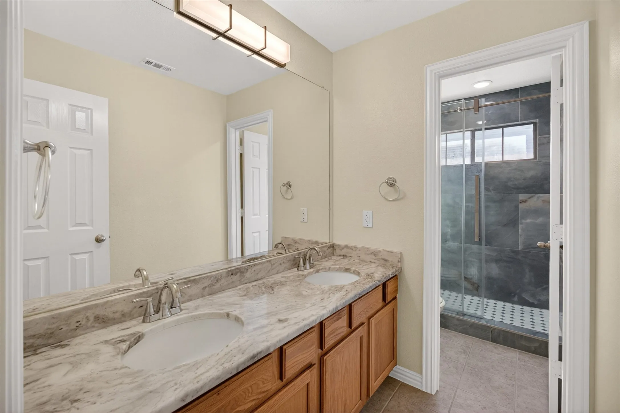 Single Family Residence For Rent in Tarrant County , 2616 Cove Drive, Grand Prairie, Texas 75054, 4 Bedroom, 4 Bathroom, 2 Garage spaces, 2,840 Sqft, built in 2005, mls#21356648, Real Estate Agent in Grand Prairie, Homes For Rent in Tarrant county, Homes For Rent in Grand Prairie, Realtor in Grand Prairie Texas, Real Estate Brokerage Independent Realty Texas, Luminita Cordes Realtor