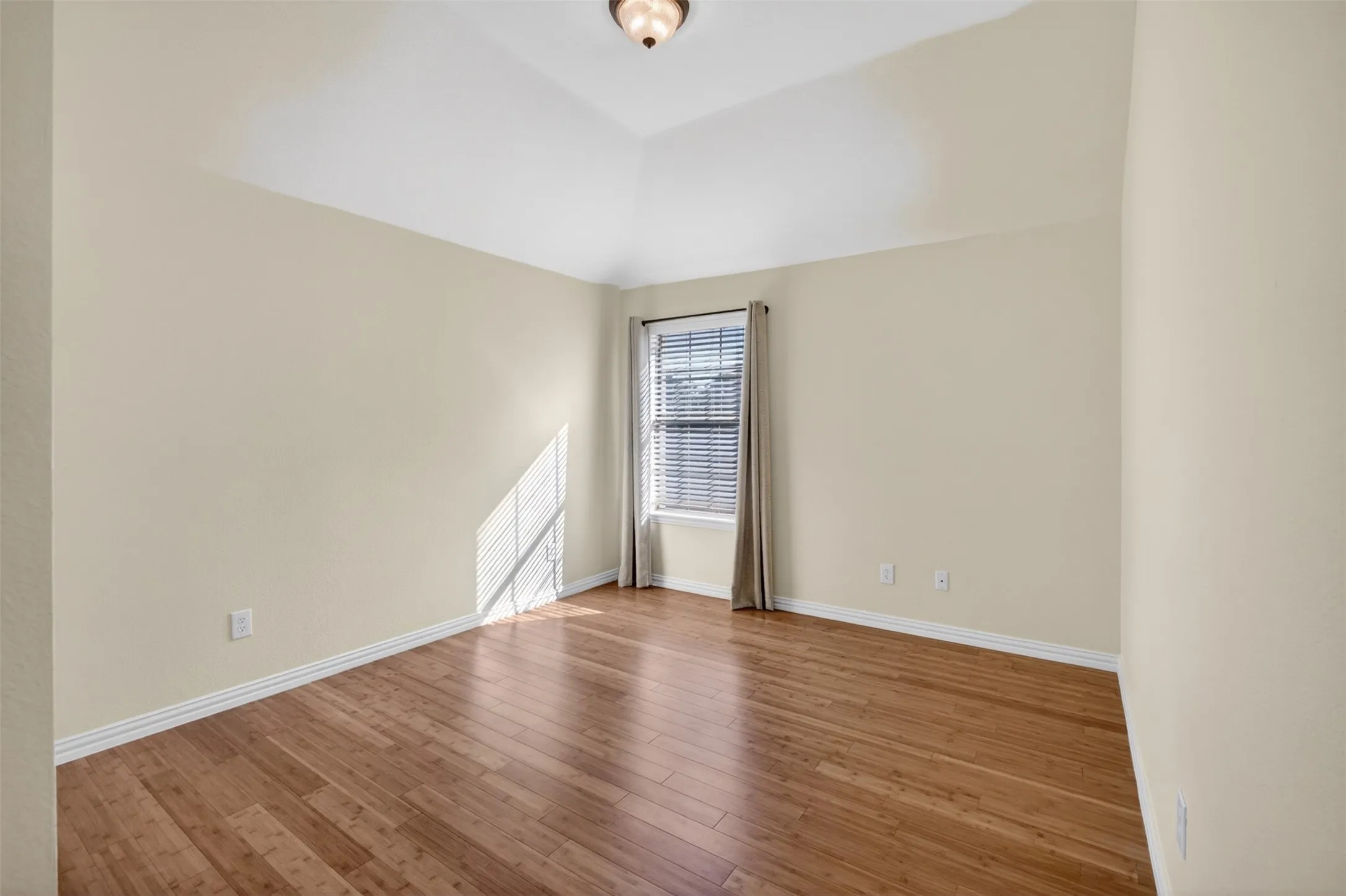 Single Family Residence For Rent in Tarrant County , 2616 Cove Drive, Grand Prairie, Texas 75054, 4 Bedroom, 4 Bathroom, 2 Garage spaces, 2,840 Sqft, built in 2005, mls#21356648, Real Estate Agent in Grand Prairie, Homes For Rent in Tarrant county, Homes For Rent in Grand Prairie, Realtor in Grand Prairie Texas, Real Estate Brokerage Independent Realty Texas, Luminita Cordes Realtor