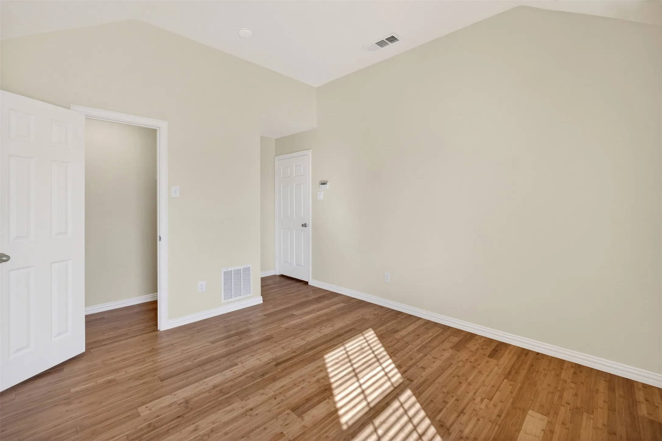 Single Family Residence For Rent in Tarrant County , 2616 Cove Drive, Grand Prairie, Texas 75054, 4 Bedroom, 4 Bathroom, 2 Garage spaces, 2,840 Sqft, built in 2005, mls#21356648, Real Estate Agent in Grand Prairie, Homes For Rent in Tarrant county, Homes For Rent in Grand Prairie, Realtor in Grand Prairie Texas, Real Estate Brokerage Independent Realty Texas, Luminita Cordes Realtor