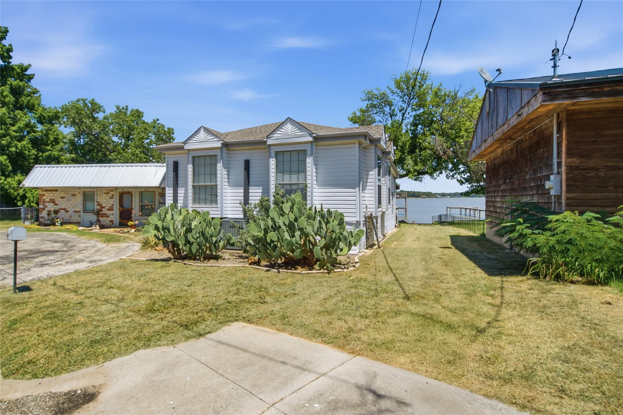Single Family Residence For Sale in Tarrant County , 6820 Briar Road, Azle, Texas 76020, 3 Bedroom, 2 Bathroom, Garage spaces, 1,958 Sqft, built in 1948, Price $575,000, mls#21356654, Real Estate Agent in Azle, Homes For Sale in Tarrant county, Homes For Sale in Azle, Realtor in Azle Texas, Real Estate Brokerage Independent Realty Texas, Luminita Cordes Realtor