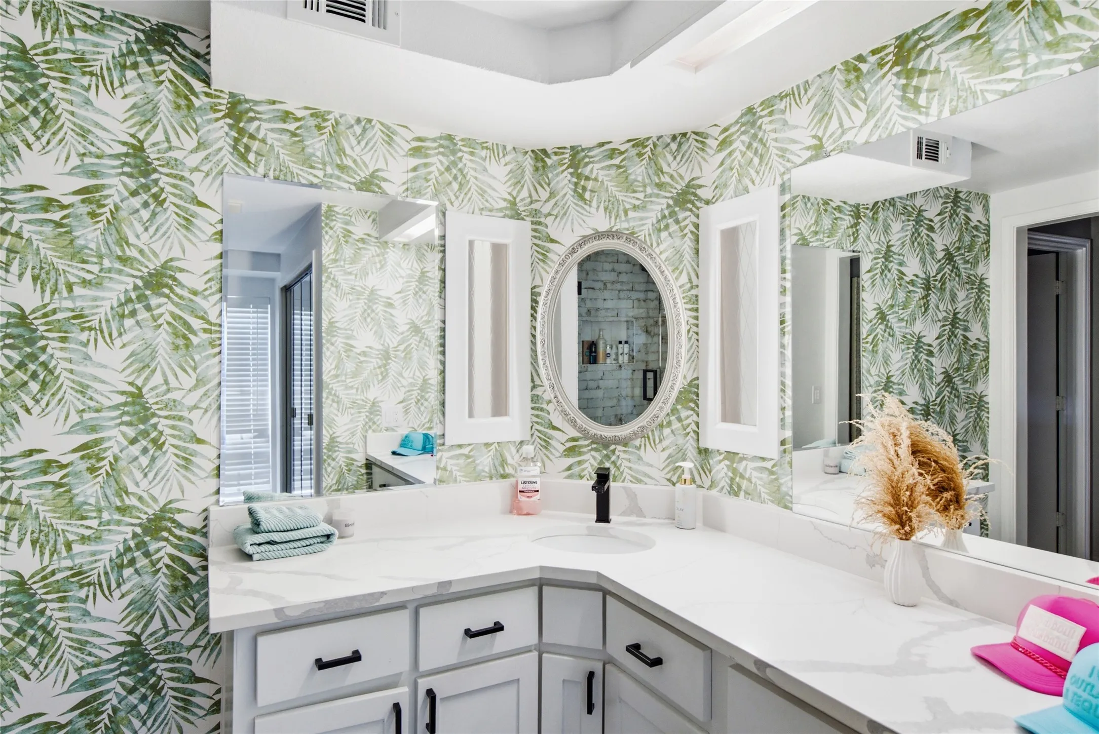 Single Family Residence For Sale in Tarrant County , 6820 Briar Road, Azle, Texas 76020, 3 Bedroom, 2 Bathroom, Garage spaces, 1,958 Sqft, built in 1948, Price $575,000, mls#21356654, Real Estate Agent in Azle, Homes For Sale in Tarrant county, Homes For Sale in Azle, Realtor in Azle Texas, Real Estate Brokerage Independent Realty Texas, Luminita Cordes Realtor