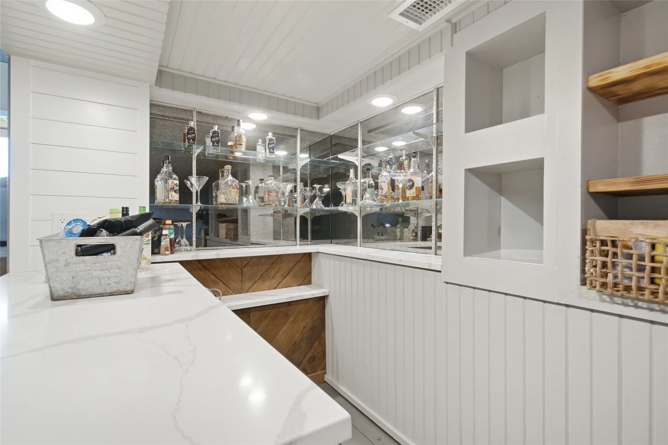 Single Family Residence For Sale in Tarrant County , 6820 Briar Road, Azle, Texas 76020, 3 Bedroom, 2 Bathroom, Garage spaces, 1,958 Sqft, built in 1948, Price $575,000, mls#21356654, Real Estate Agent in Azle, Homes For Sale in Tarrant county, Homes For Sale in Azle, Realtor in Azle Texas, Real Estate Brokerage Independent Realty Texas, Luminita Cordes Realtor