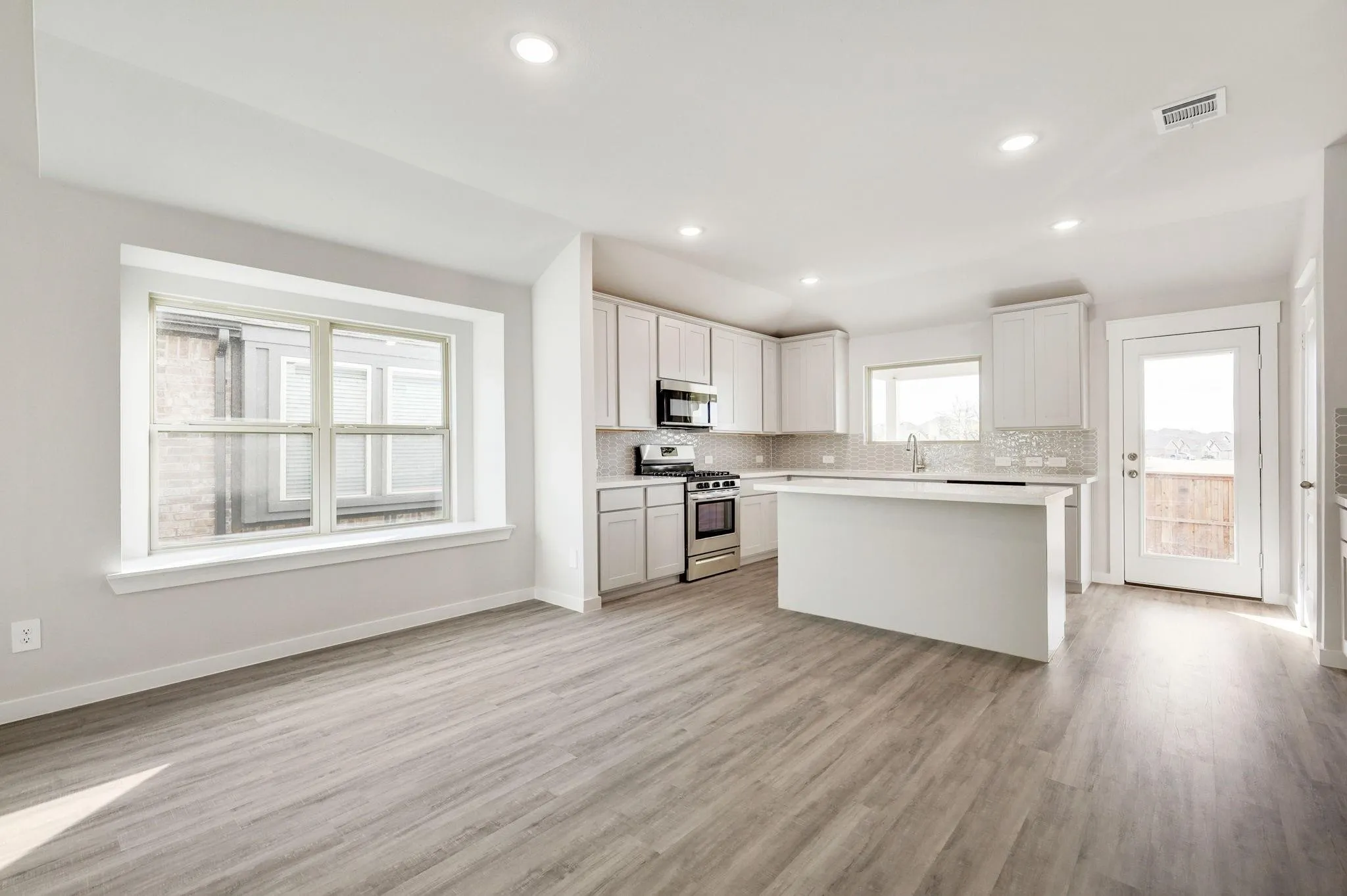 Single Family Residence For Rent in Kaufman County , 2907 Doggett Drive, Forney, Texas 75126, 4 Bedroom, 3 Bathroom, 2 Garage spaces, 2,139 Sqft, built in 2022, mls#21356655, Real Estate Agent in Forney, Homes For Rent in Kaufman county, Homes For Rent in Forney, Realtor in Forney Texas, Real Estate Brokerage Independent Realty Texas, Luminita Cordes Realtor