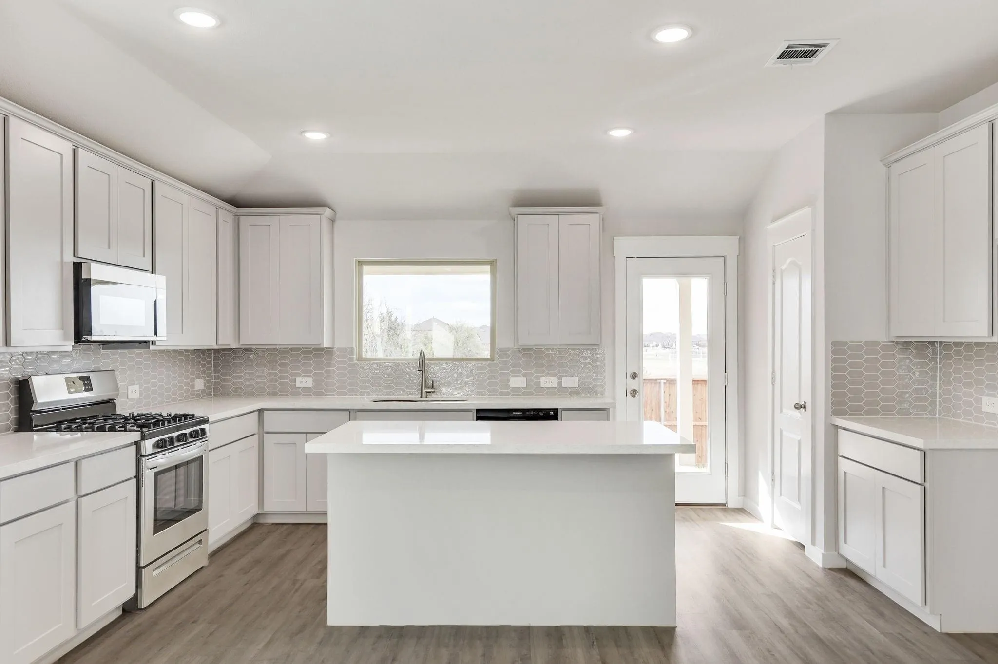 Single Family Residence For Rent in Kaufman County , 2907 Doggett Drive, Forney, Texas 75126, 4 Bedroom, 3 Bathroom, 2 Garage spaces, 2,139 Sqft, built in 2022, mls#21356655, Real Estate Agent in Forney, Homes For Rent in Kaufman county, Homes For Rent in Forney, Realtor in Forney Texas, Real Estate Brokerage Independent Realty Texas, Luminita Cordes Realtor