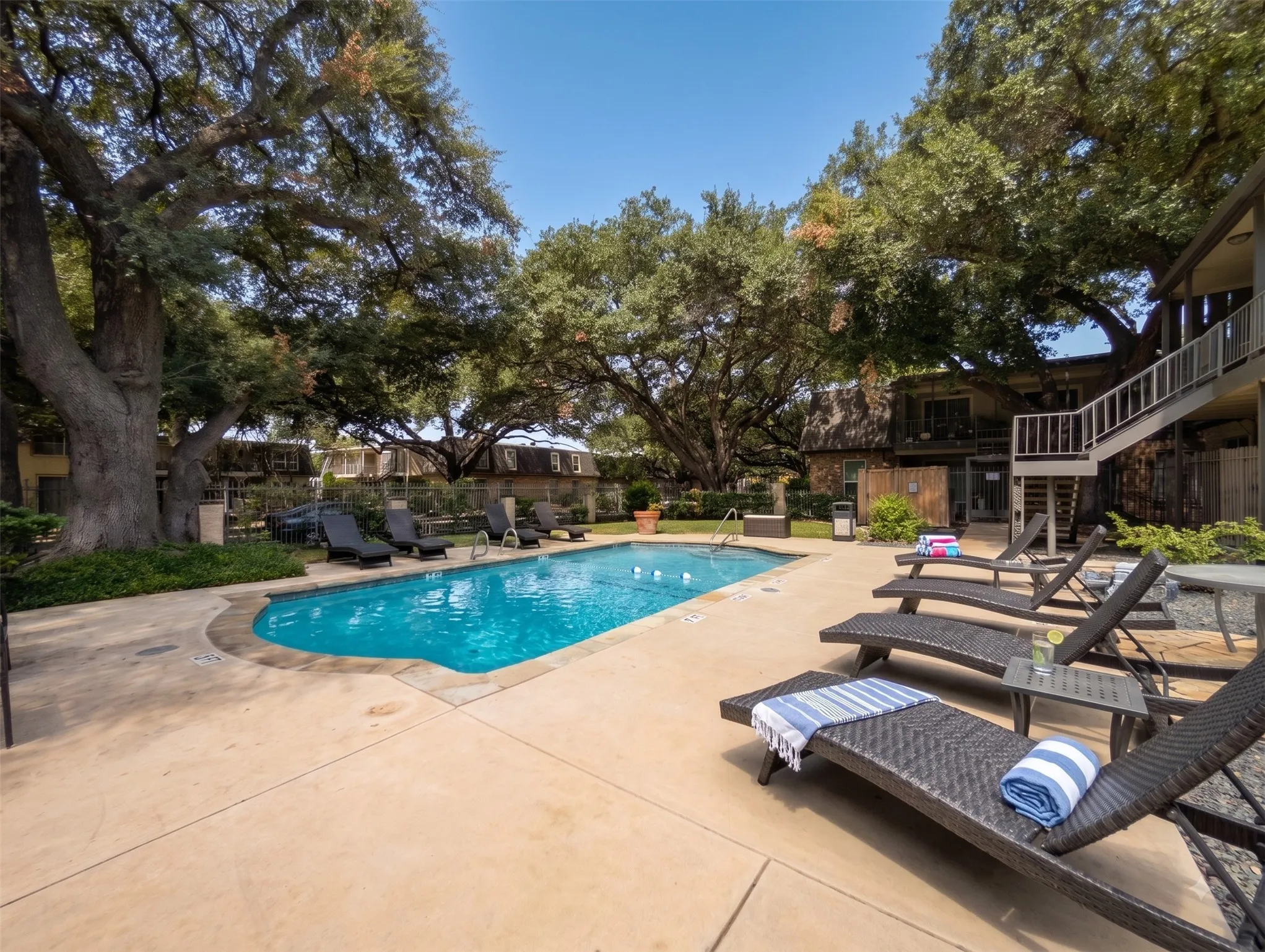 Condominium For Sale in Dallas County , 5234 Fleetwood Oaks Avenue 119, Dallas, Texas 75235, 1 Bedroom, 1 Bathroom, Garage spaces, 698 Sqft, built in 1963, mls#21356501, Real Estate Agent in Dallas, Homes For Sale in Dallas county, Homes For Sale in Dallas, Realtor in Dallas Texas, Real Estate Brokerage Independent Realty Texas, Luminita Cordes Realtor