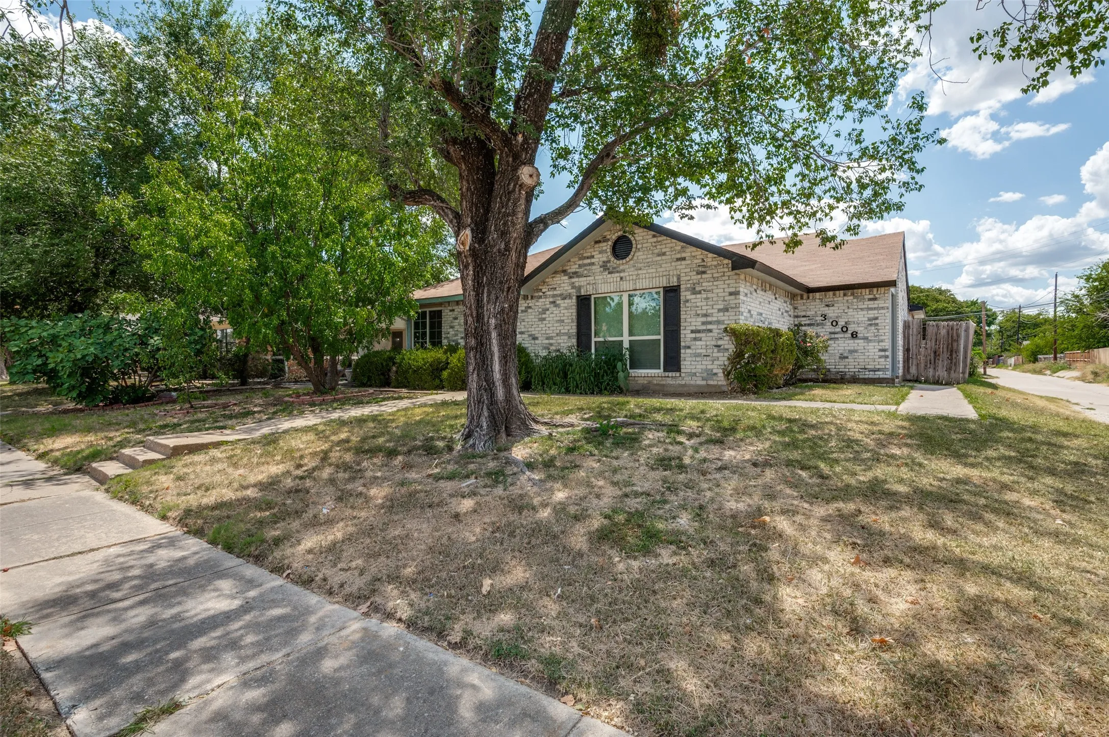 Single Family Residence For Sale in Dallas County , 3006 Oak Ridge Place, Grand Prairie, Texas 75052, 2 Bedroom, 2 Bathroom, Garage spaces, 1,210 Sqft, built in 1983, mls#21349254, Real Estate Agent in Grand Prairie, Homes For Sale in Dallas county, Homes For Sale in Grand Prairie, Realtor in Grand Prairie Texas, Real Estate Brokerage Independent Realty Texas, Luminita Cordes Realtor