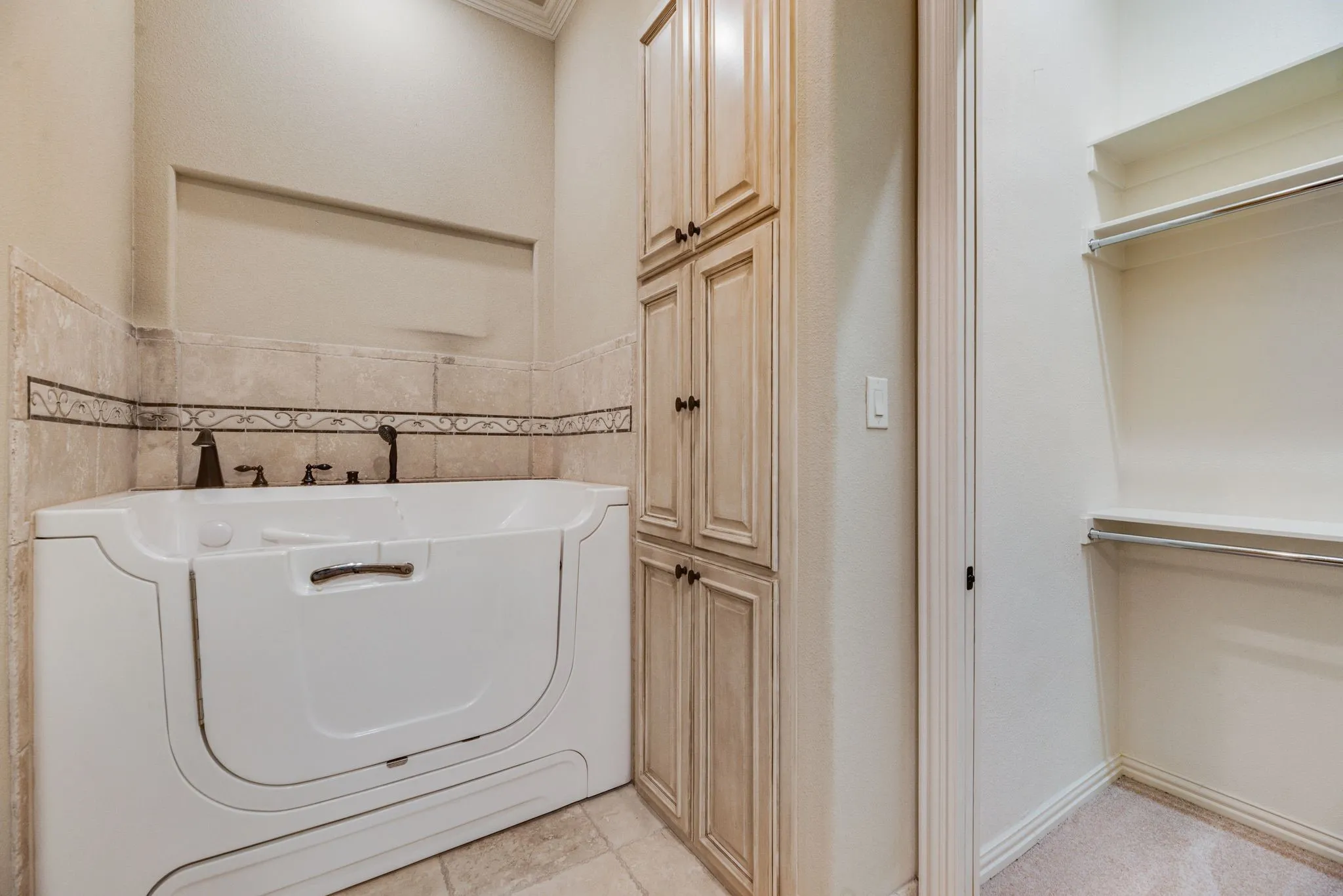 Single Family Residence For Sale in Denton County , 685 Knob Hill Court, Argyle, Texas 76226, 7 Bedroom, 10 Bathroom, 4 Garage spaces, 8,883 Sqft, built in 2005, Price $2,500,000, mls#21353983, Real Estate Agent in Argyle, Homes For Sale in Denton county, Homes For Sale in Argyle, Realtor in Argyle Texas, Real Estate Brokerage Independent Realty Texas, Luminita Cordes Realtor