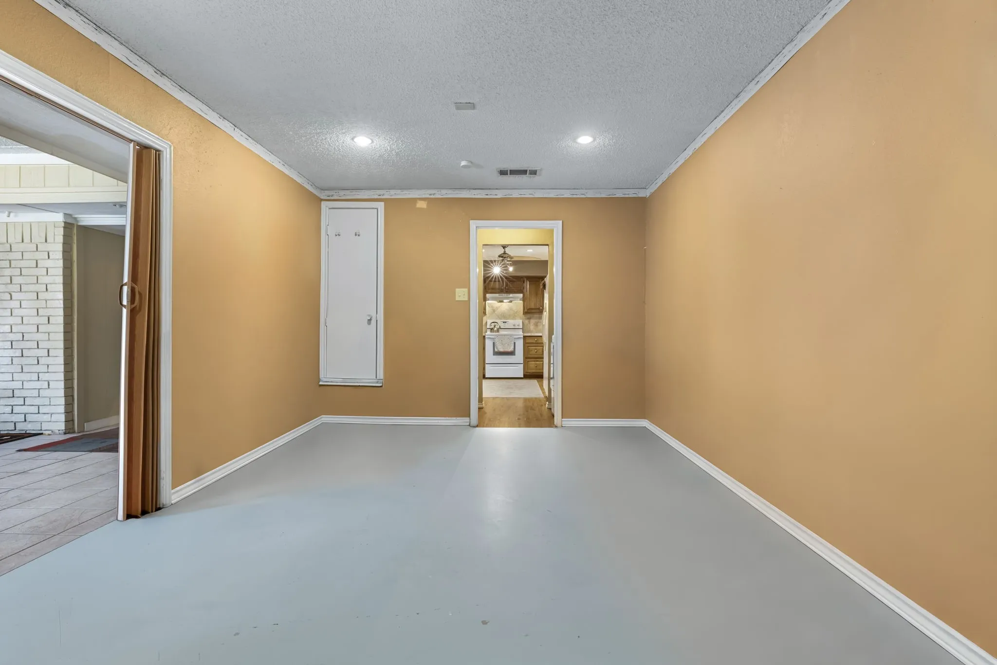 Single Family Residence For Sale in Dallas County , 3011 Tina Street, Sachse, Texas 75048, 3 Bedroom, 2 Bathroom, Garage spaces, 1,976 Sqft, built in 1985, mls#21356668, Real Estate Agent in Sachse, Homes For Sale in Dallas county, Homes For Sale in Sachse, Realtor in Sachse Texas, Real Estate Brokerage Independent Realty Texas, Luminita Cordes Realtor