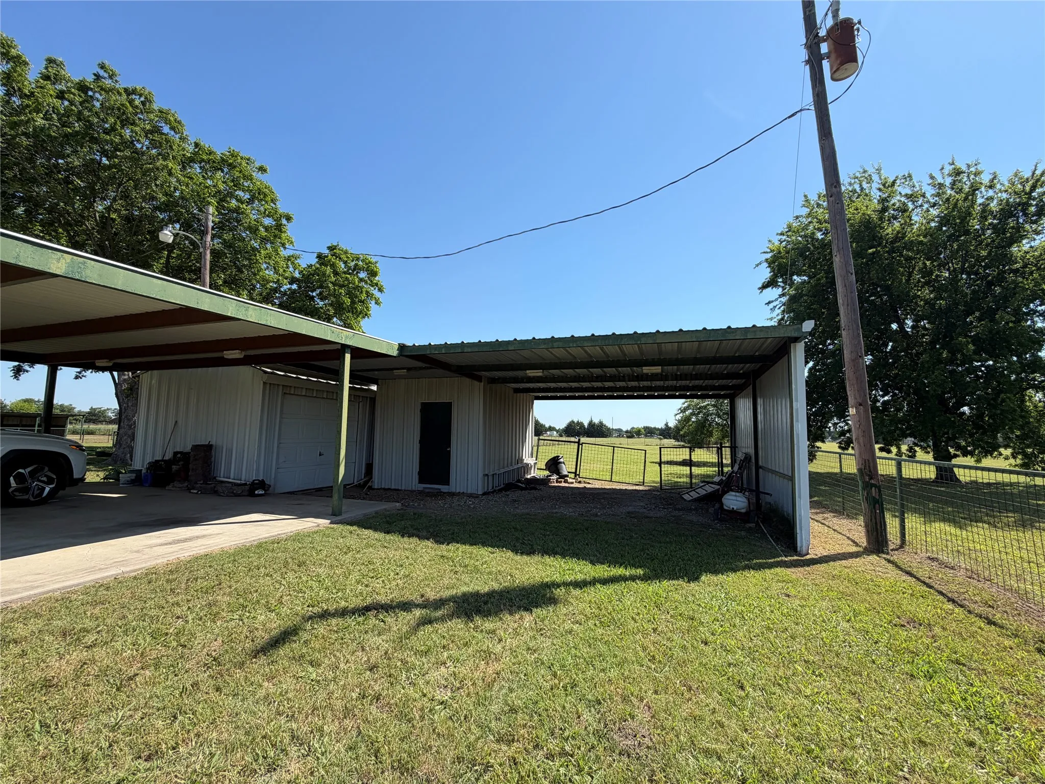 Single Family Residence For Sale in Dallas County , 330 S Goode Road, Wilmer, Texas 75172, 3 Bedroom, 3 Bathroom, Garage spaces, 2,128 Sqft, built in 1983, mls#21352950, Real Estate Agent in Wilmer, Homes For Sale in Dallas county, Homes For Sale in Wilmer, Realtor in Wilmer Texas, Real Estate Brokerage Independent Realty Texas, Luminita Cordes Realtor