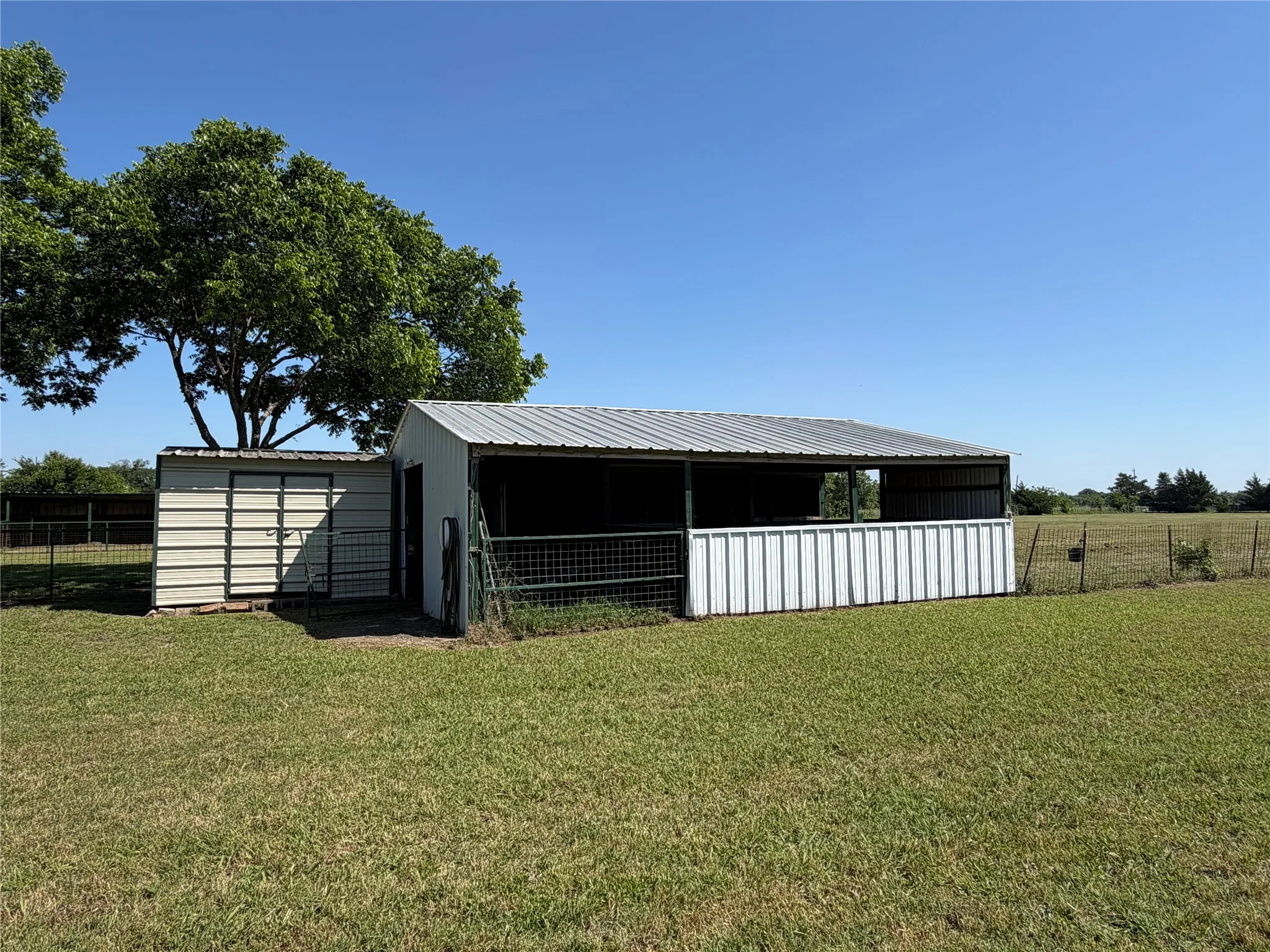Single Family Residence For Sale in Dallas County , 330 S Goode Road, Wilmer, Texas 75172, 3 Bedroom, 3 Bathroom, Garage spaces, 2,128 Sqft, built in 1983, mls#21352950, Real Estate Agent in Wilmer, Homes For Sale in Dallas county, Homes For Sale in Wilmer, Realtor in Wilmer Texas, Real Estate Brokerage Independent Realty Texas, Luminita Cordes Realtor