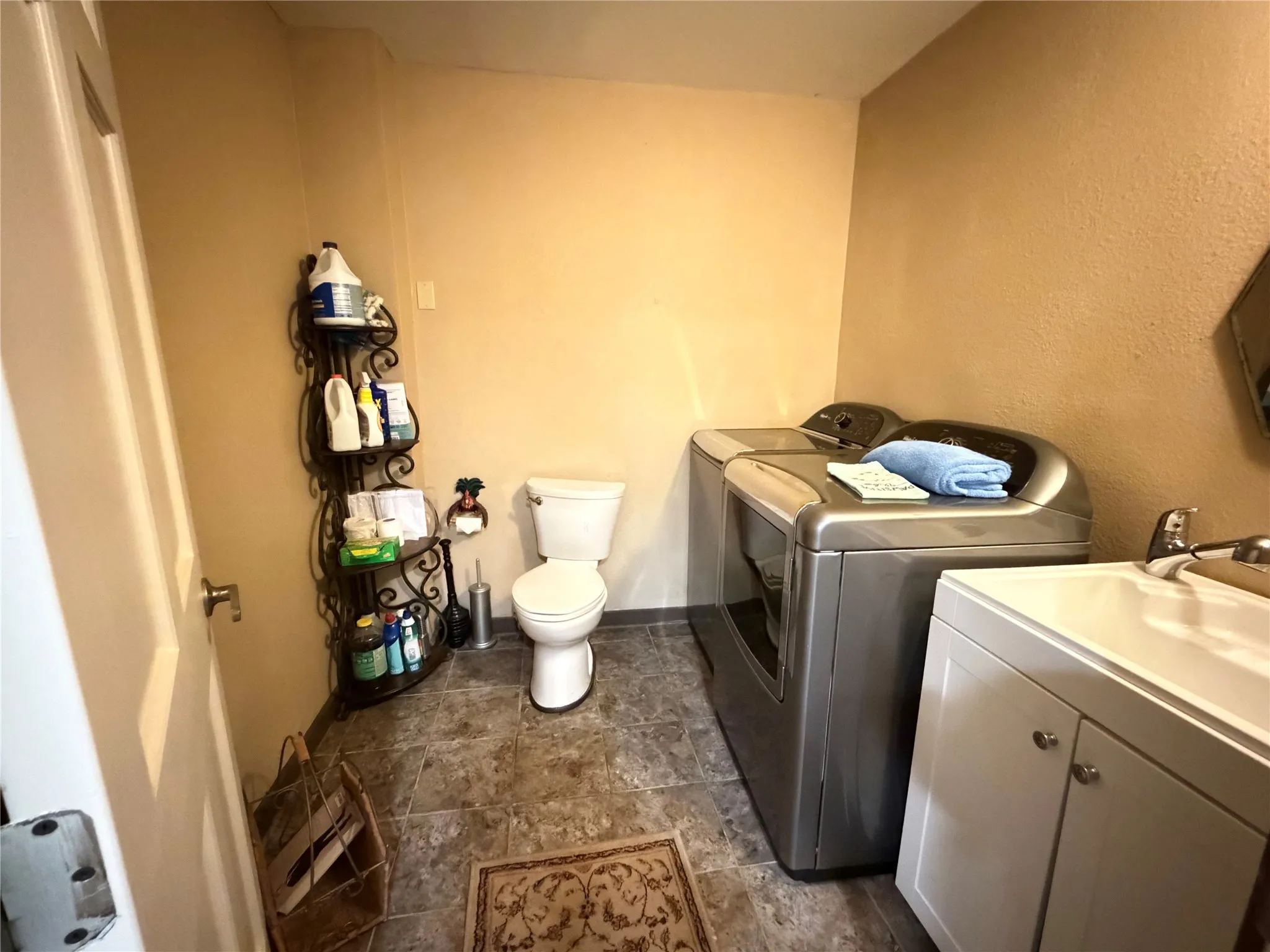Single Family Residence For Sale in Dallas County , 330 S Goode Road, Wilmer, Texas 75172, 3 Bedroom, 3 Bathroom, Garage spaces, 2,128 Sqft, built in 1983, mls#21352950, Real Estate Agent in Wilmer, Homes For Sale in Dallas county, Homes For Sale in Wilmer, Realtor in Wilmer Texas, Real Estate Brokerage Independent Realty Texas, Luminita Cordes Realtor