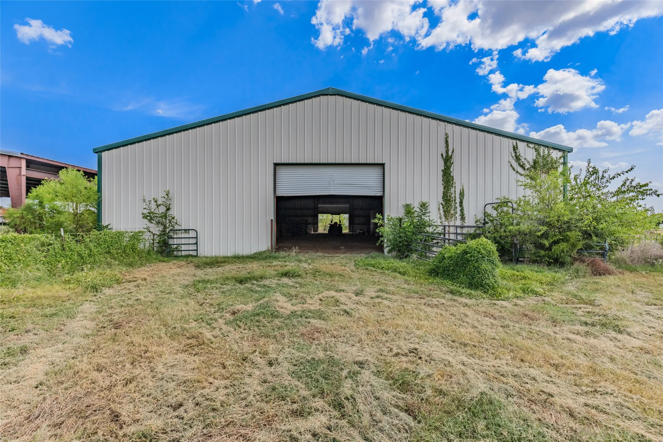 Single Family Residence For Sale in Hunt County , 5101 County Road 2208, Greenville, Texas 75402, 3 Bedroom, 2 Bathroom, 2 Garage spaces, 1,920 Sqft, built in 2004, mls#21354870, Real Estate Agent in Greenville, Homes For Sale in Hunt county, Homes For Sale in Greenville, Realtor in Greenville Texas, Real Estate Brokerage Independent Realty Texas, Luminita Cordes Realtor