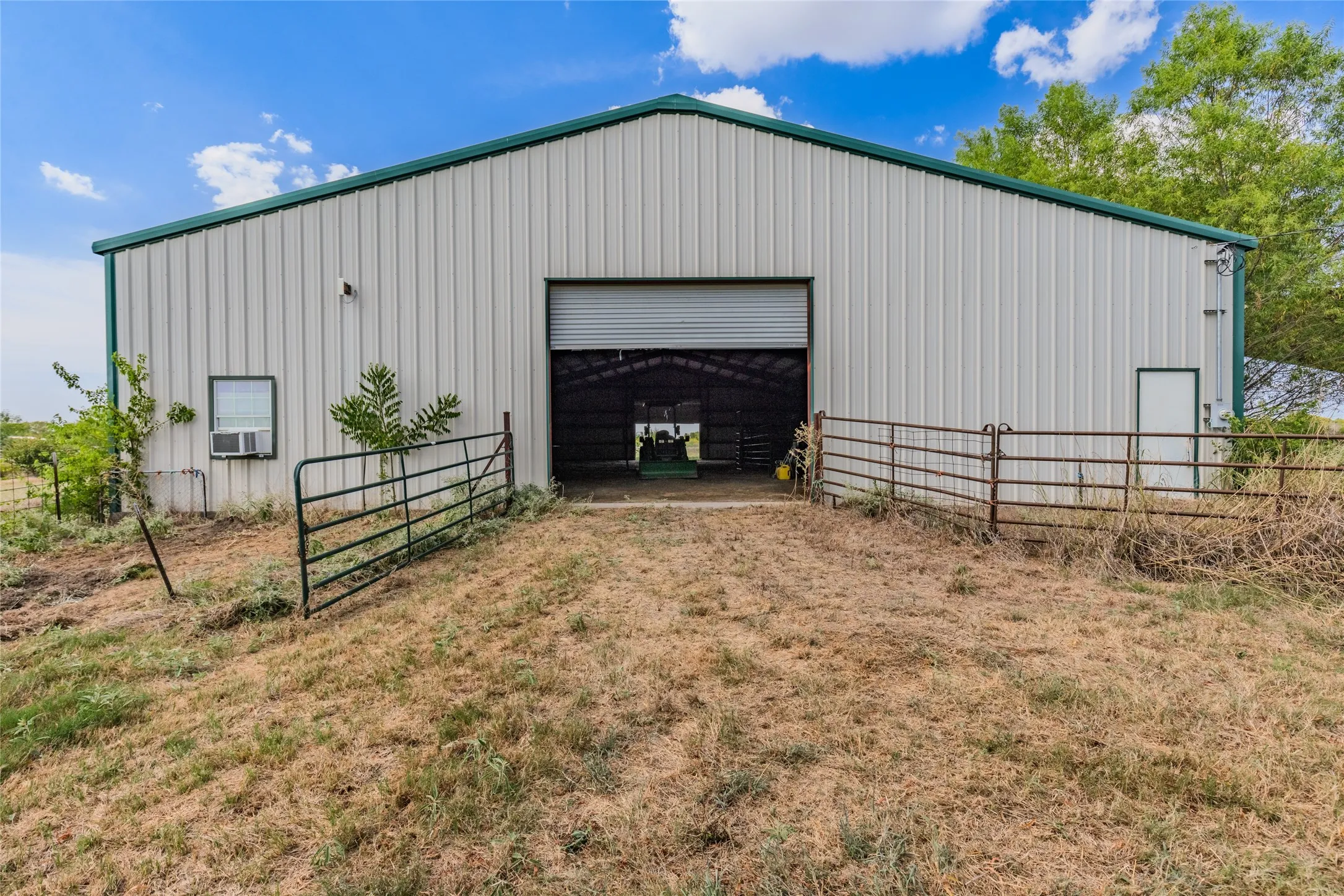Single Family Residence For Sale in Hunt County , 5101 County Road 2208, Greenville, Texas 75402, 3 Bedroom, 2 Bathroom, 2 Garage spaces, 1,920 Sqft, built in 2004, mls#21354870, Real Estate Agent in Greenville, Homes For Sale in Hunt county, Homes For Sale in Greenville, Realtor in Greenville Texas, Real Estate Brokerage Independent Realty Texas, Luminita Cordes Realtor