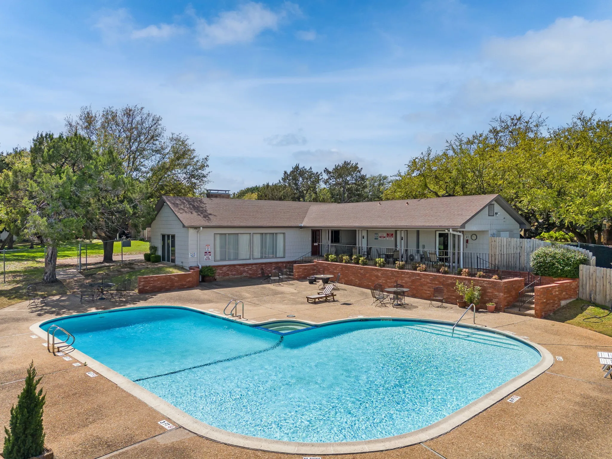 Single Family Residence For Sale in Mc Lennan County , 4409 Westchester Drive, Waco, Texas 76710, 3 Bedroom, 2 Bathroom, 2 Garage spaces, 2,624 Sqft, built in 1974, mls#21356622, Real Estate Agent in Waco, Homes For Sale in Mc Lennan county, Homes For Sale in Waco, Realtor in Waco Texas, Real Estate Brokerage Independent Realty Texas, Luminita Cordes Realtor