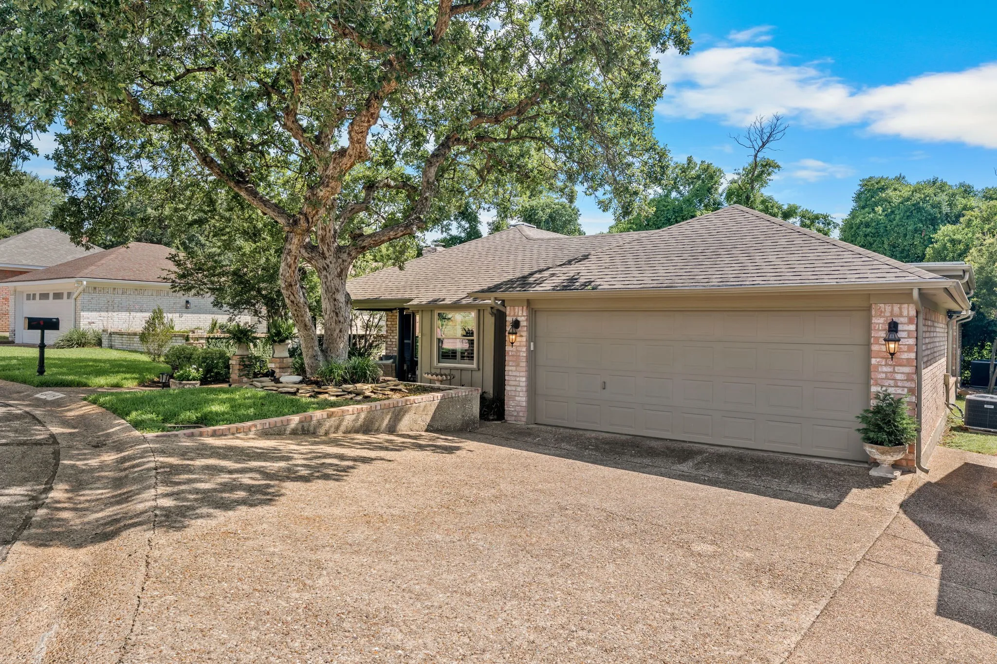 Single Family Residence For Sale in Mc Lennan County , 4409 Westchester Drive, Waco, Texas 76710, 3 Bedroom, 2 Bathroom, 2 Garage spaces, 2,624 Sqft, built in 1974, mls#21356622, Real Estate Agent in Waco, Homes For Sale in Mc Lennan county, Homes For Sale in Waco, Realtor in Waco Texas, Real Estate Brokerage Independent Realty Texas, Luminita Cordes Realtor