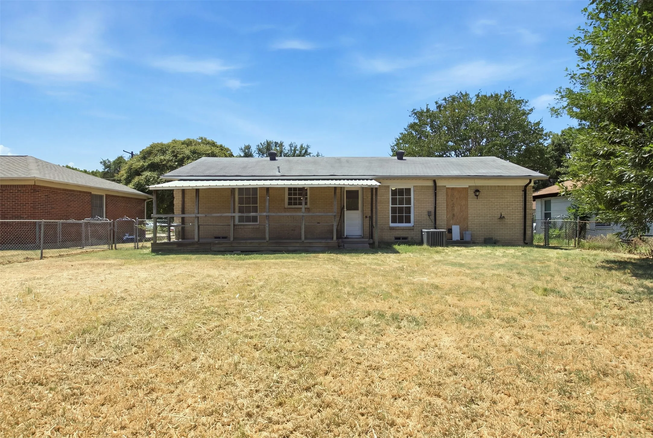 Single Family Residence For Sale in Dallas County , 1219 Daisy Lane, Irving, Texas 75061, 3 Bedroom, 2 Bathroom, Garage spaces, 1,140 Sqft, built in 1953, mls#21354738, Real Estate Agent in Irving, Homes For Sale in Dallas county, Homes For Sale in Irving, Realtor in Irving Texas, Real Estate Brokerage Independent Realty Texas, Luminita Cordes Realtor