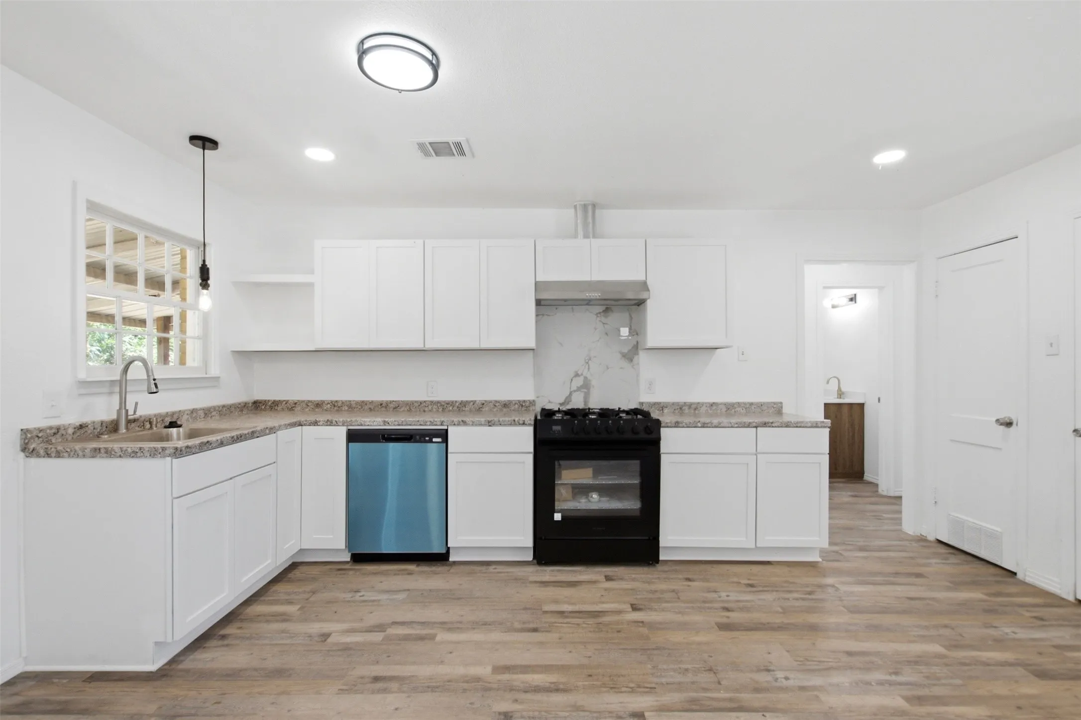 Single Family Residence For Sale in Dallas County , 1219 Daisy Lane, Irving, Texas 75061, 3 Bedroom, 2 Bathroom, Garage spaces, 1,140 Sqft, built in 1953, mls#21354738, Real Estate Agent in Irving, Homes For Sale in Dallas county, Homes For Sale in Irving, Realtor in Irving Texas, Real Estate Brokerage Independent Realty Texas, Luminita Cordes Realtor