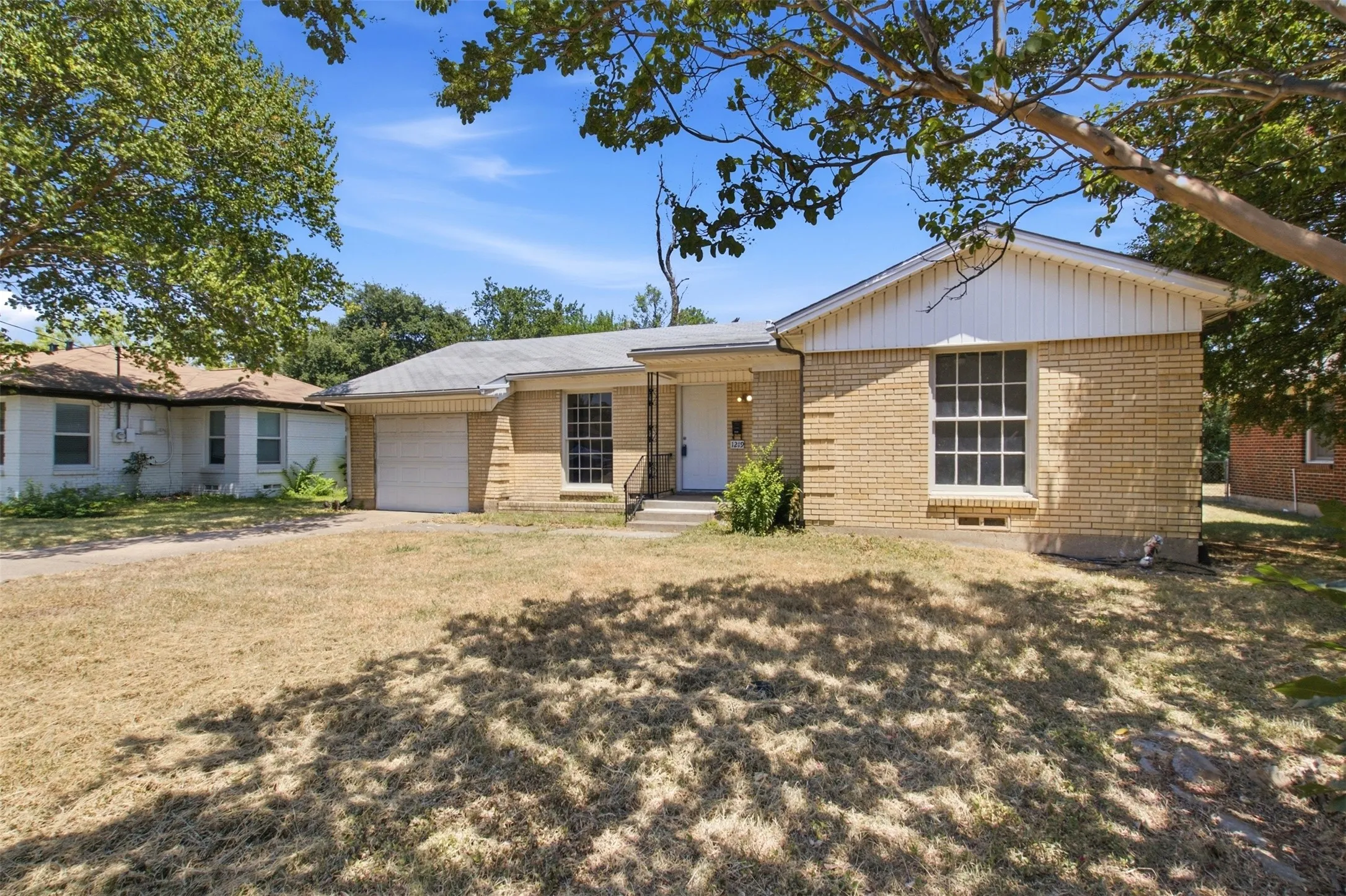 Single Family Residence For Sale in Dallas County , 1219 Daisy Lane, Irving, Texas 75061, 3 Bedroom, 2 Bathroom, Garage spaces, 1,140 Sqft, built in 1953, mls#21354738, Real Estate Agent in Irving, Homes For Sale in Dallas county, Homes For Sale in Irving, Realtor in Irving Texas, Real Estate Brokerage Independent Realty Texas, Luminita Cordes Realtor