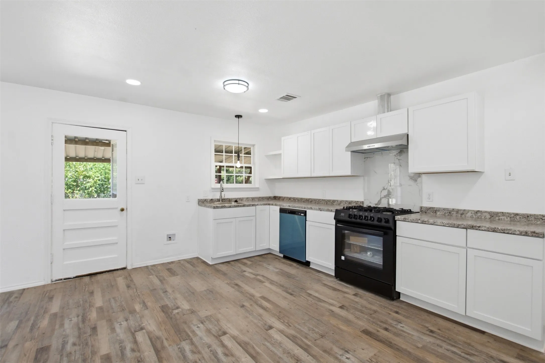 Single Family Residence For Sale in Dallas County , 1219 Daisy Lane, Irving, Texas 75061, 3 Bedroom, 2 Bathroom, Garage spaces, 1,140 Sqft, built in 1953, mls#21354738, Real Estate Agent in Irving, Homes For Sale in Dallas county, Homes For Sale in Irving, Realtor in Irving Texas, Real Estate Brokerage Independent Realty Texas, Luminita Cordes Realtor