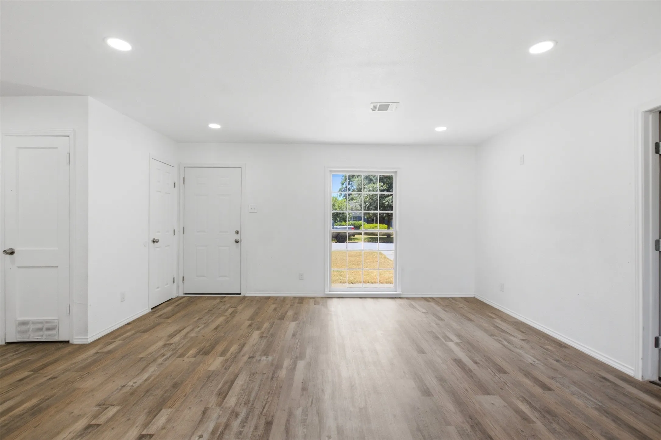 Single Family Residence For Sale in Dallas County , 1219 Daisy Lane, Irving, Texas 75061, 3 Bedroom, 2 Bathroom, Garage spaces, 1,140 Sqft, built in 1953, mls#21354738, Real Estate Agent in Irving, Homes For Sale in Dallas county, Homes For Sale in Irving, Realtor in Irving Texas, Real Estate Brokerage Independent Realty Texas, Luminita Cordes Realtor