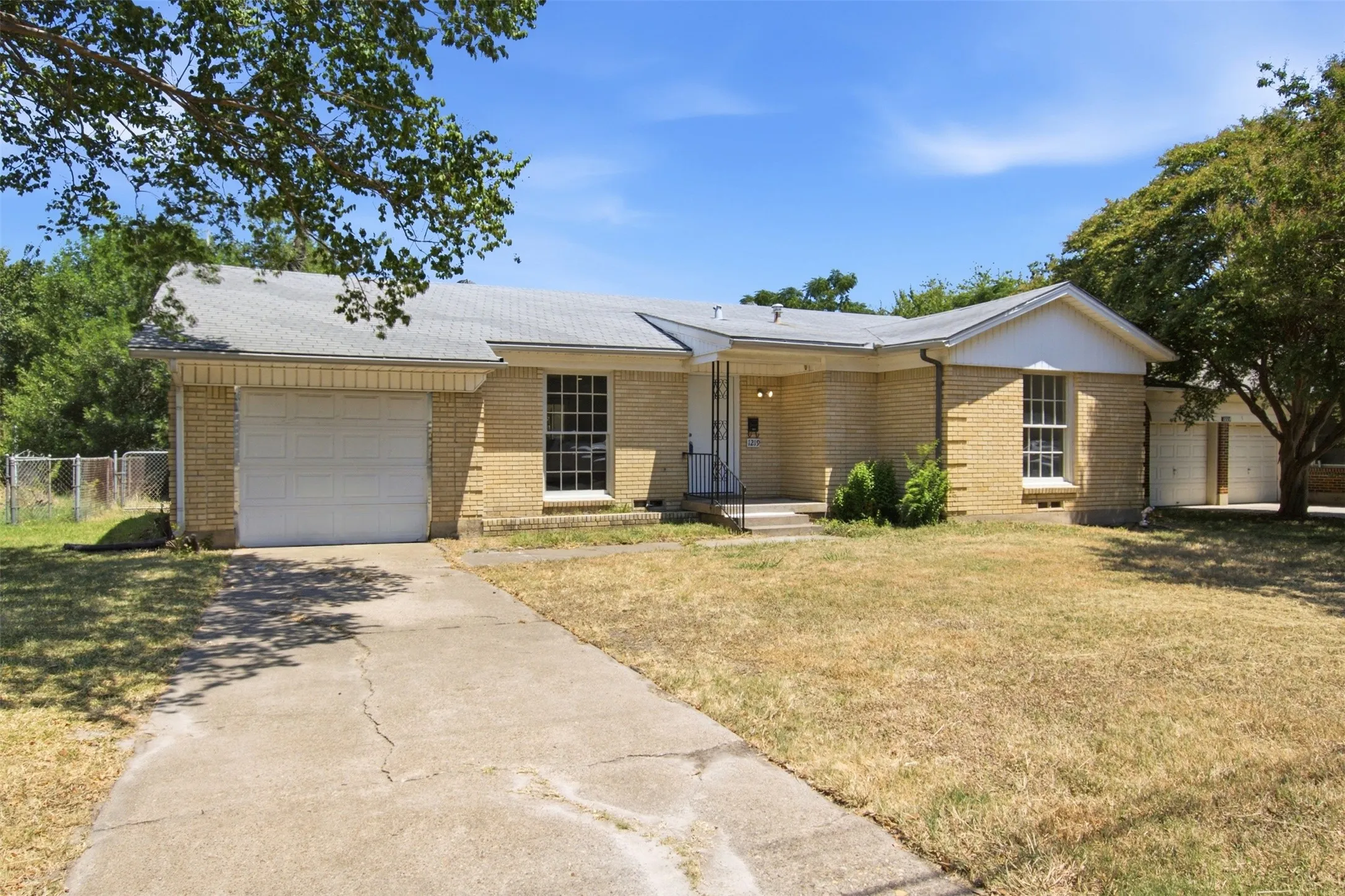 Single Family Residence For Sale in Dallas County , 1219 Daisy Lane, Irving, Texas 75061, 3 Bedroom, 2 Bathroom, Garage spaces, 1,140 Sqft, built in 1953, mls#21354738, Real Estate Agent in Irving, Homes For Sale in Dallas county, Homes For Sale in Irving, Realtor in Irving Texas, Real Estate Brokerage Independent Realty Texas, Luminita Cordes Realtor