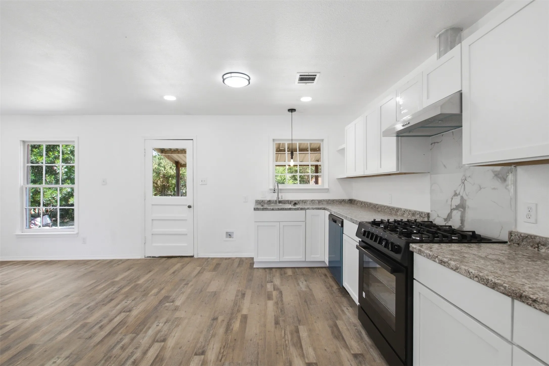 Single Family Residence For Sale in Dallas County , 1219 Daisy Lane, Irving, Texas 75061, 3 Bedroom, 2 Bathroom, Garage spaces, 1,140 Sqft, built in 1953, mls#21354738, Real Estate Agent in Irving, Homes For Sale in Dallas county, Homes For Sale in Irving, Realtor in Irving Texas, Real Estate Brokerage Independent Realty Texas, Luminita Cordes Realtor