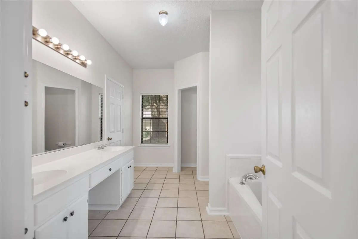 Single Family Residence For Sale in Gregg County , 703 Daniel Street, Gladewater, Texas 75647, 4 Bedroom, 3 Bathroom, 2 Garage spaces, 2,526 Sqft, built in 2005, mls#21356679, Real Estate Agent in Gladewater, Homes For Sale in Gregg county, Homes For Sale in Gladewater, Realtor in Gladewater Texas, Real Estate Brokerage Independent Realty Texas, Luminita Cordes Realtor