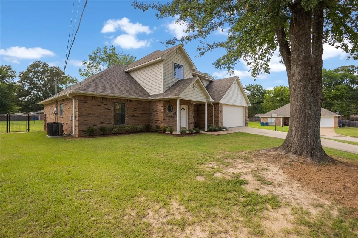 Single Family Residence For Sale in Gregg County , 703 Daniel Street, Gladewater, Texas 75647, 4 Bedroom, 3 Bathroom, 2 Garage spaces, 2,526 Sqft, built in 2005, mls#21356679, Real Estate Agent in Gladewater, Homes For Sale in Gregg county, Homes For Sale in Gladewater, Realtor in Gladewater Texas, Real Estate Brokerage Independent Realty Texas, Luminita Cordes Realtor