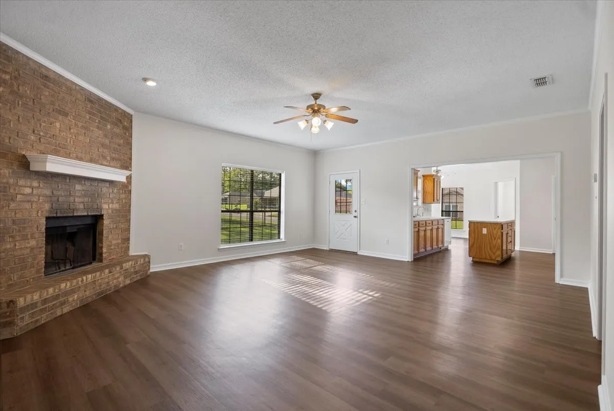 Single Family Residence For Sale in Gregg County , 703 Daniel Street, Gladewater, Texas 75647, 4 Bedroom, 3 Bathroom, 2 Garage spaces, 2,526 Sqft, built in 2005, mls#21356679, Real Estate Agent in Gladewater, Homes For Sale in Gregg county, Homes For Sale in Gladewater, Realtor in Gladewater Texas, Real Estate Brokerage Independent Realty Texas, Luminita Cordes Realtor