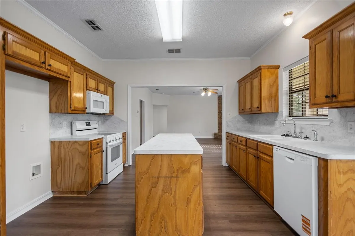 Single Family Residence For Sale in Gregg County , 703 Daniel Street, Gladewater, Texas 75647, 4 Bedroom, 3 Bathroom, 2 Garage spaces, 2,526 Sqft, built in 2005, mls#21356679, Real Estate Agent in Gladewater, Homes For Sale in Gregg county, Homes For Sale in Gladewater, Realtor in Gladewater Texas, Real Estate Brokerage Independent Realty Texas, Luminita Cordes Realtor