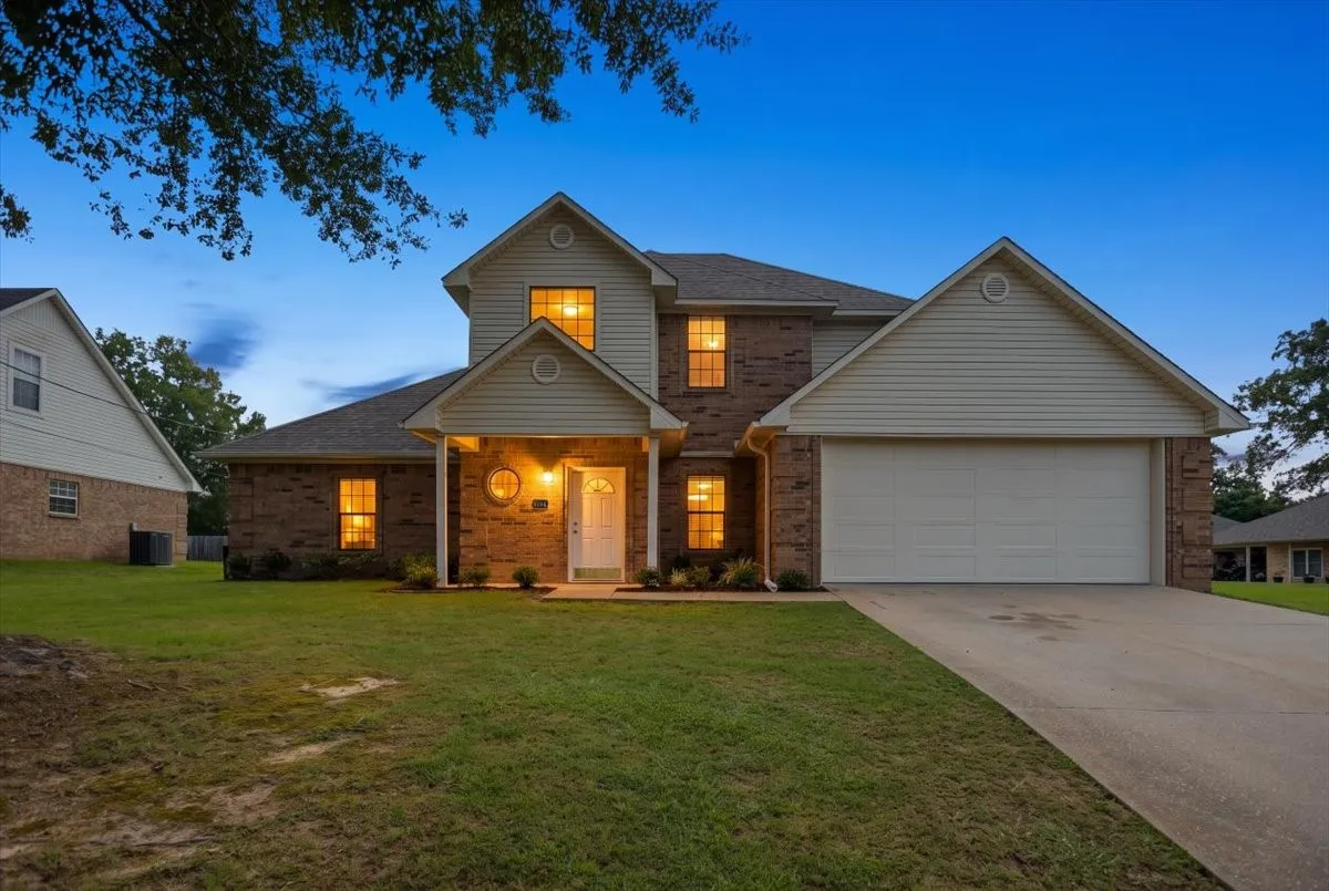 Single Family Residence For Sale in Gregg County , 703 Daniel Street, Gladewater, Texas 75647, 4 Bedroom, 3 Bathroom, 2 Garage spaces, 2,526 Sqft, built in 2005, mls#21356679, Real Estate Agent in Gladewater, Homes For Sale in Gregg county, Homes For Sale in Gladewater, Realtor in Gladewater Texas, Real Estate Brokerage Independent Realty Texas, Luminita Cordes Realtor