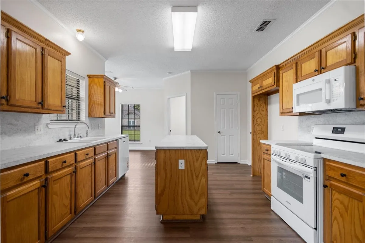 Single Family Residence For Sale in Gregg County , 703 Daniel Street, Gladewater, Texas 75647, 4 Bedroom, 3 Bathroom, 2 Garage spaces, 2,526 Sqft, built in 2005, mls#21356679, Real Estate Agent in Gladewater, Homes For Sale in Gregg county, Homes For Sale in Gladewater, Realtor in Gladewater Texas, Real Estate Brokerage Independent Realty Texas, Luminita Cordes Realtor