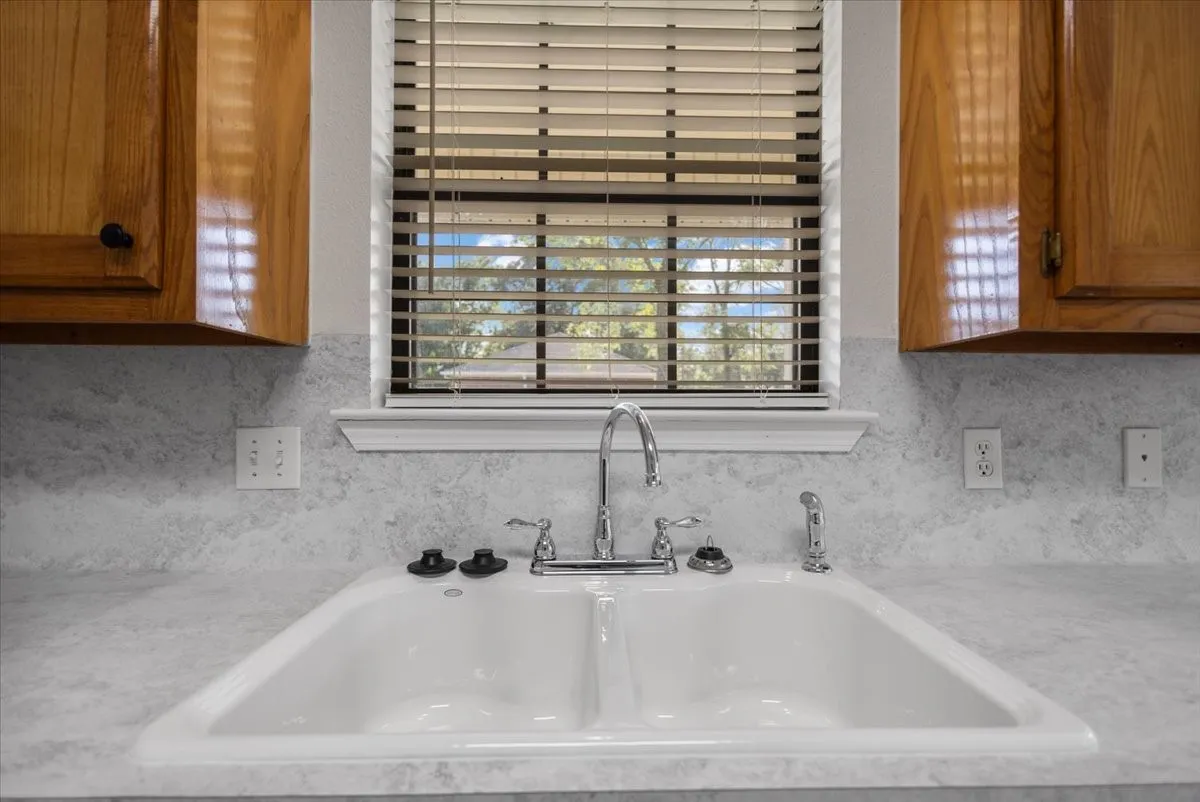 Single Family Residence For Sale in Gregg County , 703 Daniel Street, Gladewater, Texas 75647, 4 Bedroom, 3 Bathroom, 2 Garage spaces, 2,526 Sqft, built in 2005, mls#21356679, Real Estate Agent in Gladewater, Homes For Sale in Gregg county, Homes For Sale in Gladewater, Realtor in Gladewater Texas, Real Estate Brokerage Independent Realty Texas, Luminita Cordes Realtor