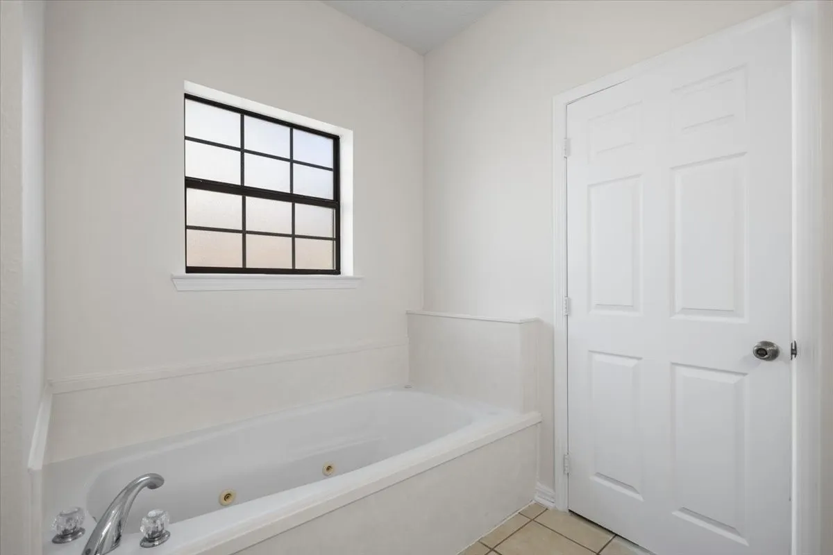 Single Family Residence For Sale in Gregg County , 703 Daniel Street, Gladewater, Texas 75647, 4 Bedroom, 3 Bathroom, 2 Garage spaces, 2,526 Sqft, built in 2005, mls#21356679, Real Estate Agent in Gladewater, Homes For Sale in Gregg county, Homes For Sale in Gladewater, Realtor in Gladewater Texas, Real Estate Brokerage Independent Realty Texas, Luminita Cordes Realtor