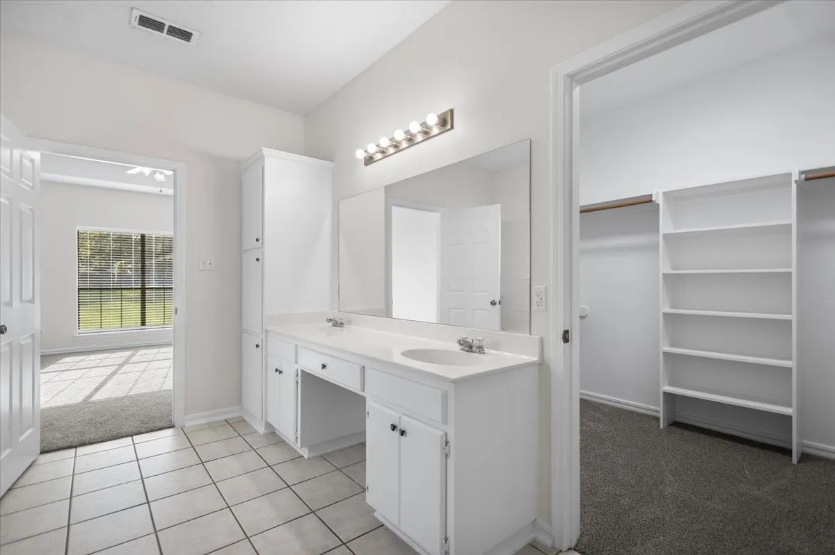 Single Family Residence For Sale in Gregg County , 703 Daniel Street, Gladewater, Texas 75647, 4 Bedroom, 3 Bathroom, 2 Garage spaces, 2,526 Sqft, built in 2005, mls#21356679, Real Estate Agent in Gladewater, Homes For Sale in Gregg county, Homes For Sale in Gladewater, Realtor in Gladewater Texas, Real Estate Brokerage Independent Realty Texas, Luminita Cordes Realtor