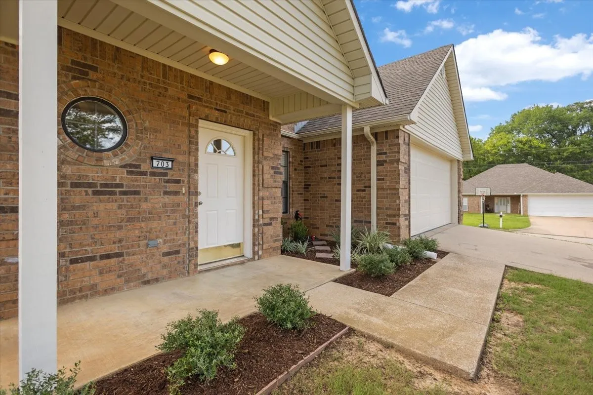 Single Family Residence For Sale in Gregg County , 703 Daniel Street, Gladewater, Texas 75647, 4 Bedroom, 3 Bathroom, 2 Garage spaces, 2,526 Sqft, built in 2005, mls#21356679, Real Estate Agent in Gladewater, Homes For Sale in Gregg county, Homes For Sale in Gladewater, Realtor in Gladewater Texas, Real Estate Brokerage Independent Realty Texas, Luminita Cordes Realtor