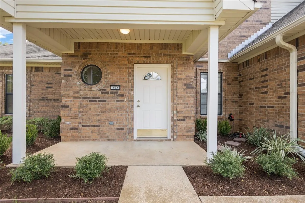 Single Family Residence For Sale in Gregg County , 703 Daniel Street, Gladewater, Texas 75647, 4 Bedroom, 3 Bathroom, 2 Garage spaces, 2,526 Sqft, built in 2005, mls#21356679, Real Estate Agent in Gladewater, Homes For Sale in Gregg county, Homes For Sale in Gladewater, Realtor in Gladewater Texas, Real Estate Brokerage Independent Realty Texas, Luminita Cordes Realtor