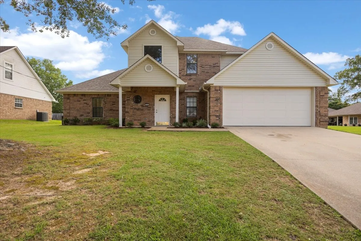 Single Family Residence For Sale in Gregg County , 703 Daniel Street, Gladewater, Texas 75647, 4 Bedroom, 3 Bathroom, 2 Garage spaces, 2,526 Sqft, built in 2005, Price $369,900, mls#21356679, Real Estate Agent in Gladewater, Homes For Sale in Gregg county, Homes For Sale in Gladewater, Realtor in Gladewater Texas, Real Estate Brokerage Independent Realty Texas, Luminita Cordes Realtor