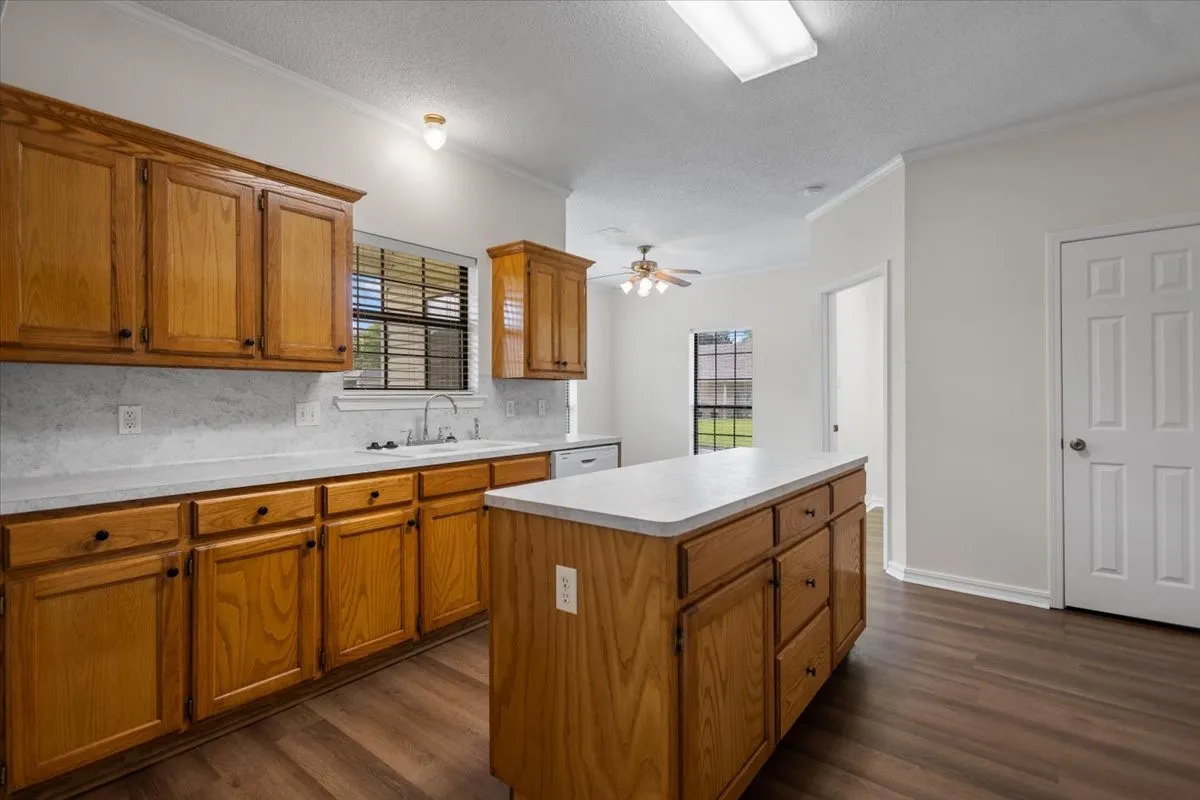 Single Family Residence For Sale in Gregg County , 703 Daniel Street, Gladewater, Texas 75647, 4 Bedroom, 3 Bathroom, 2 Garage spaces, 2,526 Sqft, built in 2005, mls#21356679, Real Estate Agent in Gladewater, Homes For Sale in Gregg county, Homes For Sale in Gladewater, Realtor in Gladewater Texas, Real Estate Brokerage Independent Realty Texas, Luminita Cordes Realtor