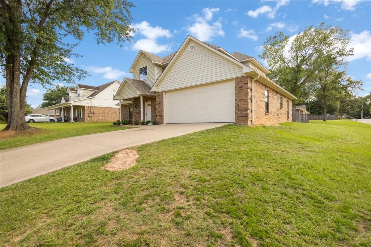 Single Family Residence For Sale in Gregg County , 703 Daniel Street, Gladewater, Texas 75647, 4 Bedroom, 3 Bathroom, 2 Garage spaces, 2,526 Sqft, built in 2005, mls#21356679, Real Estate Agent in Gladewater, Homes For Sale in Gregg county, Homes For Sale in Gladewater, Realtor in Gladewater Texas, Real Estate Brokerage Independent Realty Texas, Luminita Cordes Realtor