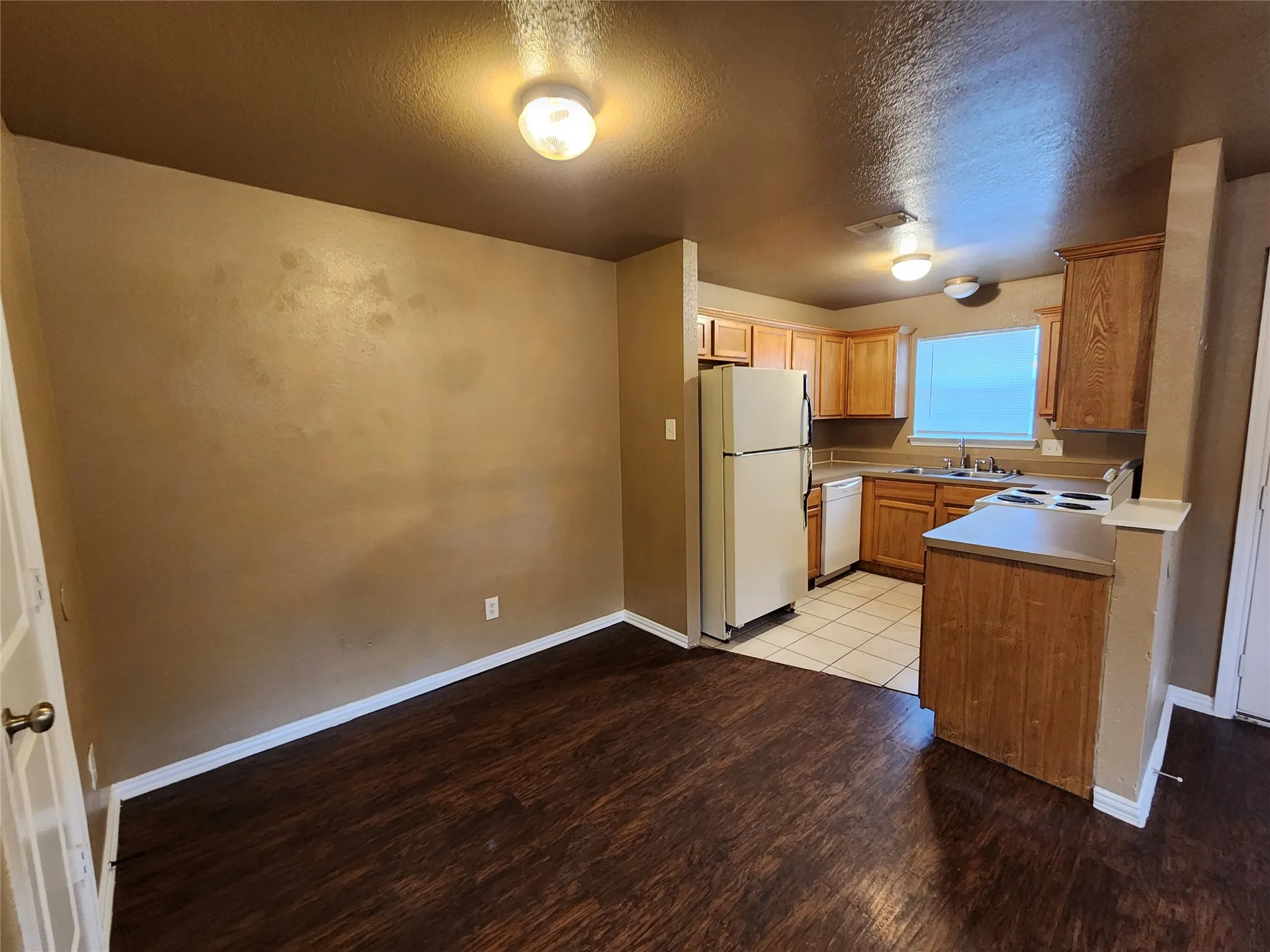 Duplex For Rent in Tarrant County , 2917 Van Horn Avenue, Fort Worth, Texas 76111, 3 Bedroom, 2 Bathroom, Garage spaces, 1,061 Sqft, built in 2006, mls#21356681, Real Estate Agent in Fort Worth, Homes For Rent in Tarrant county, Homes For Rent in Fort Worth, Realtor in Fort Worth Texas, Real Estate Brokerage Independent Realty Texas, Luminita Cordes Realtor