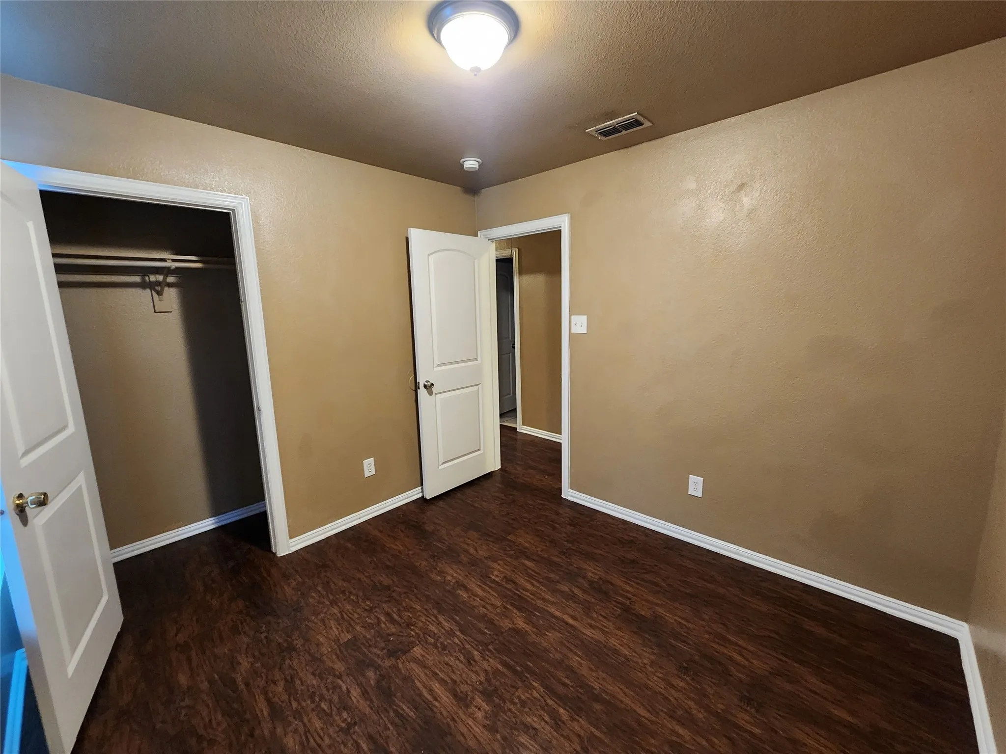 Duplex For Rent in Tarrant County , 2917 Van Horn Avenue, Fort Worth, Texas 76111, 3 Bedroom, 2 Bathroom, Garage spaces, 1,061 Sqft, built in 2006, mls#21356681, Real Estate Agent in Fort Worth, Homes For Rent in Tarrant county, Homes For Rent in Fort Worth, Realtor in Fort Worth Texas, Real Estate Brokerage Independent Realty Texas, Luminita Cordes Realtor