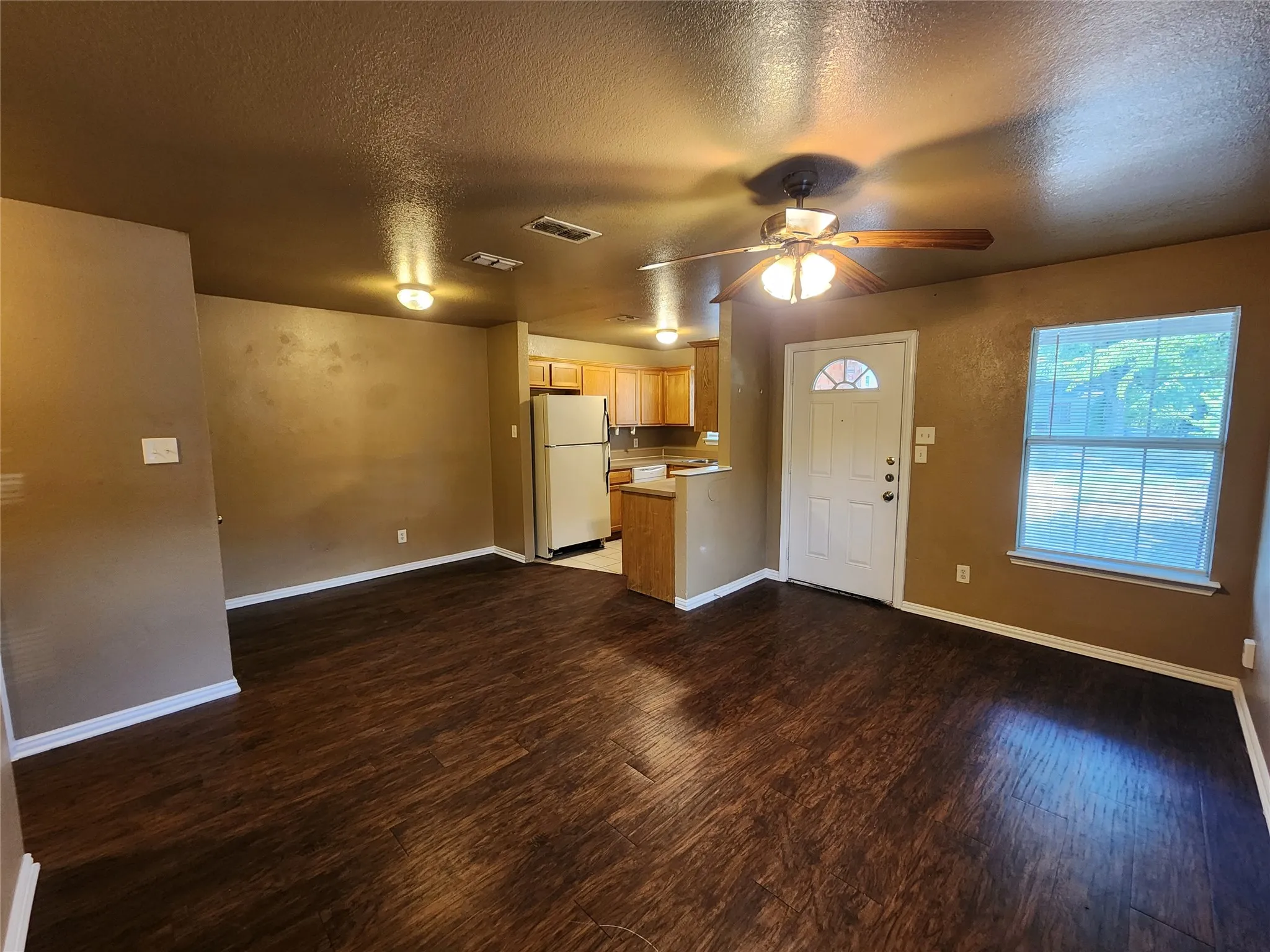Duplex For Rent in Tarrant County , 2917 Van Horn Avenue, Fort Worth, Texas 76111, 3 Bedroom, 2 Bathroom, Garage spaces, 1,061 Sqft, built in 2006, mls#21356681, Real Estate Agent in Fort Worth, Homes For Rent in Tarrant county, Homes For Rent in Fort Worth, Realtor in Fort Worth Texas, Real Estate Brokerage Independent Realty Texas, Luminita Cordes Realtor