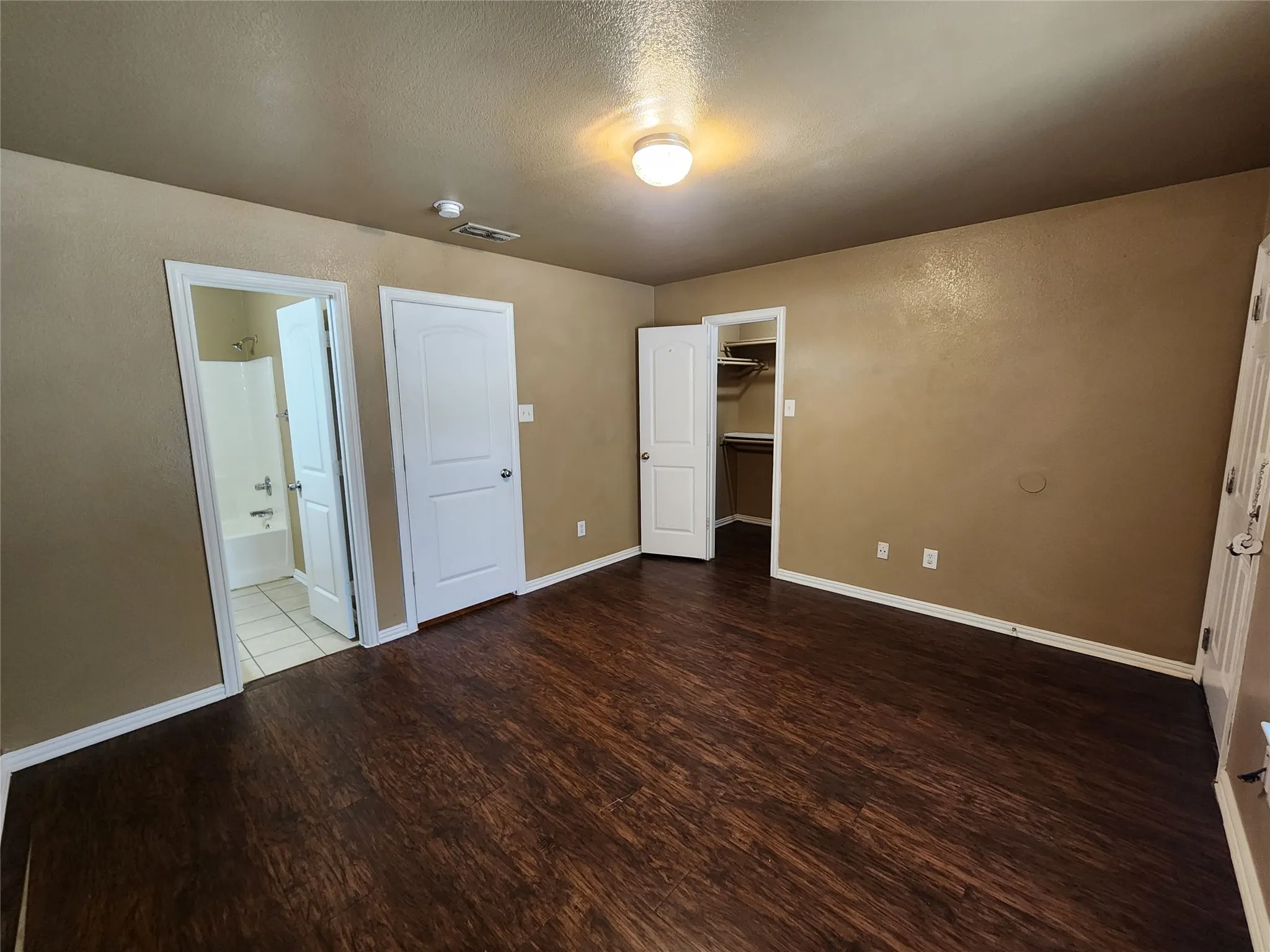 Duplex For Rent in Tarrant County , 2917 Van Horn Avenue, Fort Worth, Texas 76111, 3 Bedroom, 2 Bathroom, Garage spaces, 1,061 Sqft, built in 2006, mls#21356681, Real Estate Agent in Fort Worth, Homes For Rent in Tarrant county, Homes For Rent in Fort Worth, Realtor in Fort Worth Texas, Real Estate Brokerage Independent Realty Texas, Luminita Cordes Realtor