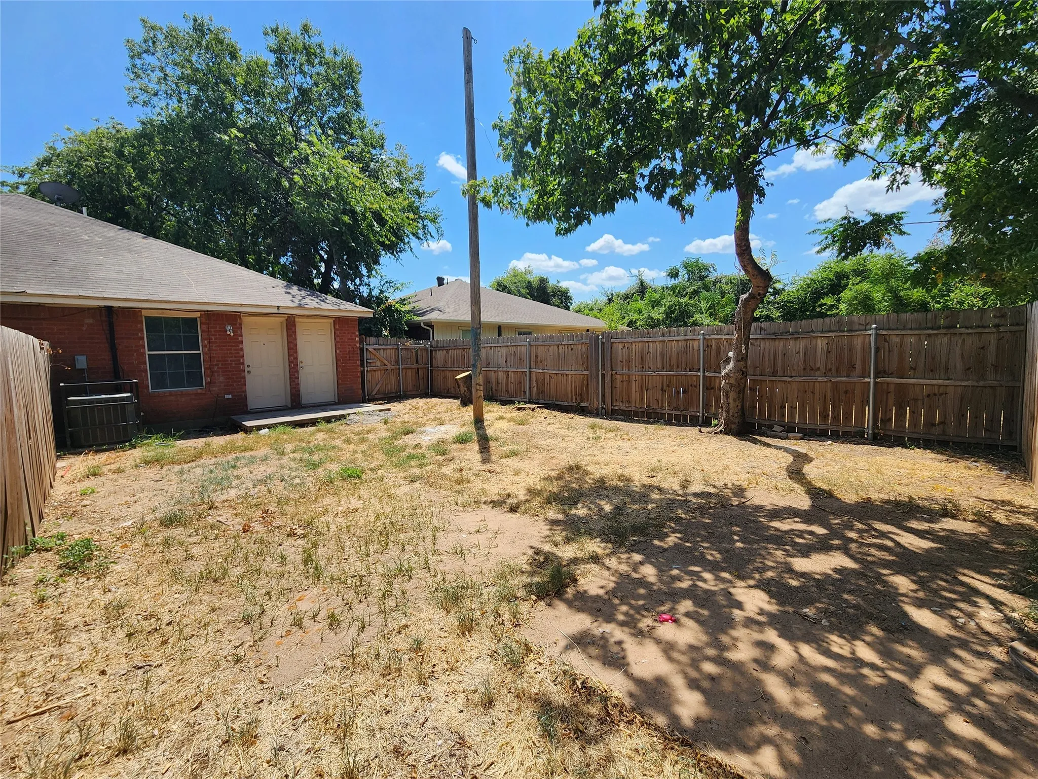 Duplex For Rent in Tarrant County , 2917 Van Horn Avenue, Fort Worth, Texas 76111, 3 Bedroom, 2 Bathroom, Garage spaces, 1,061 Sqft, built in 2006, mls#21356681, Real Estate Agent in Fort Worth, Homes For Rent in Tarrant county, Homes For Rent in Fort Worth, Realtor in Fort Worth Texas, Real Estate Brokerage Independent Realty Texas, Luminita Cordes Realtor