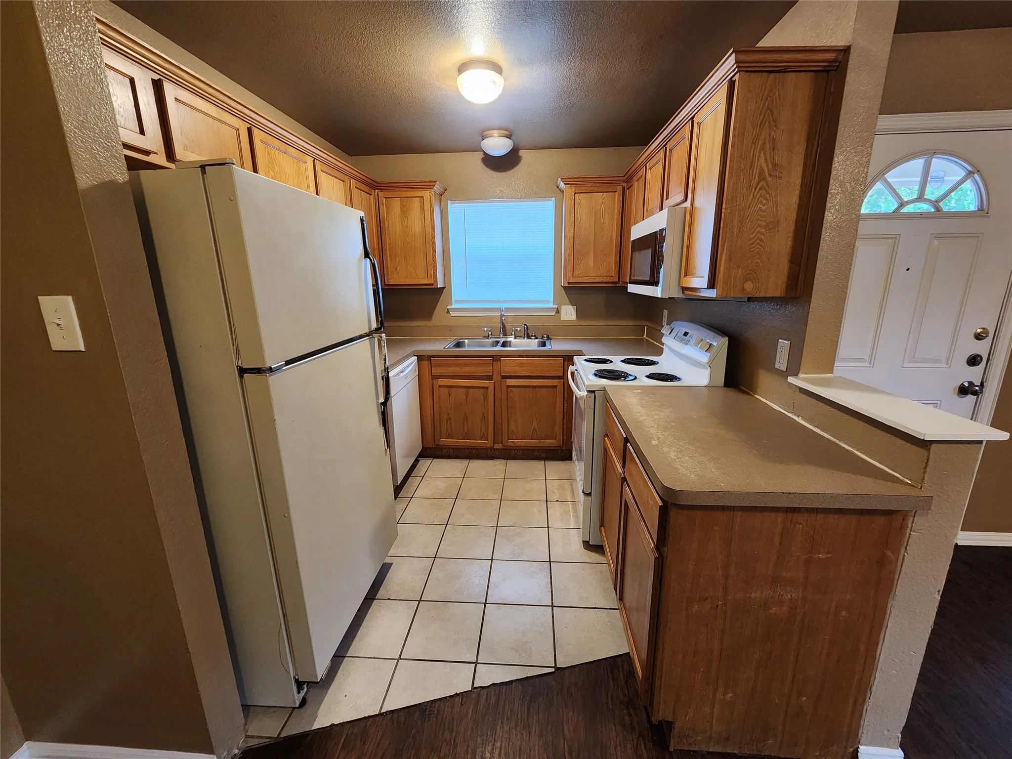 Duplex For Rent in Tarrant County , 2917 Van Horn Avenue, Fort Worth, Texas 76111, 3 Bedroom, 2 Bathroom, Garage spaces, 1,061 Sqft, built in 2006, mls#21356681, Real Estate Agent in Fort Worth, Homes For Rent in Tarrant county, Homes For Rent in Fort Worth, Realtor in Fort Worth Texas, Real Estate Brokerage Independent Realty Texas, Luminita Cordes Realtor