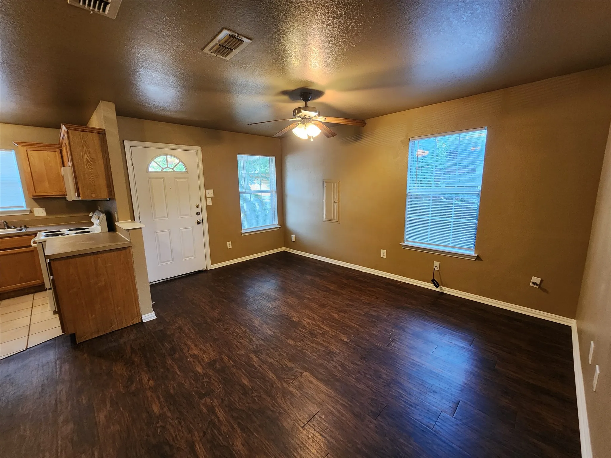 Duplex For Rent in Tarrant County , 2917 Van Horn Avenue, Fort Worth, Texas 76111, 3 Bedroom, 2 Bathroom, Garage spaces, 1,061 Sqft, built in 2006, mls#21356681, Real Estate Agent in Fort Worth, Homes For Rent in Tarrant county, Homes For Rent in Fort Worth, Realtor in Fort Worth Texas, Real Estate Brokerage Independent Realty Texas, Luminita Cordes Realtor