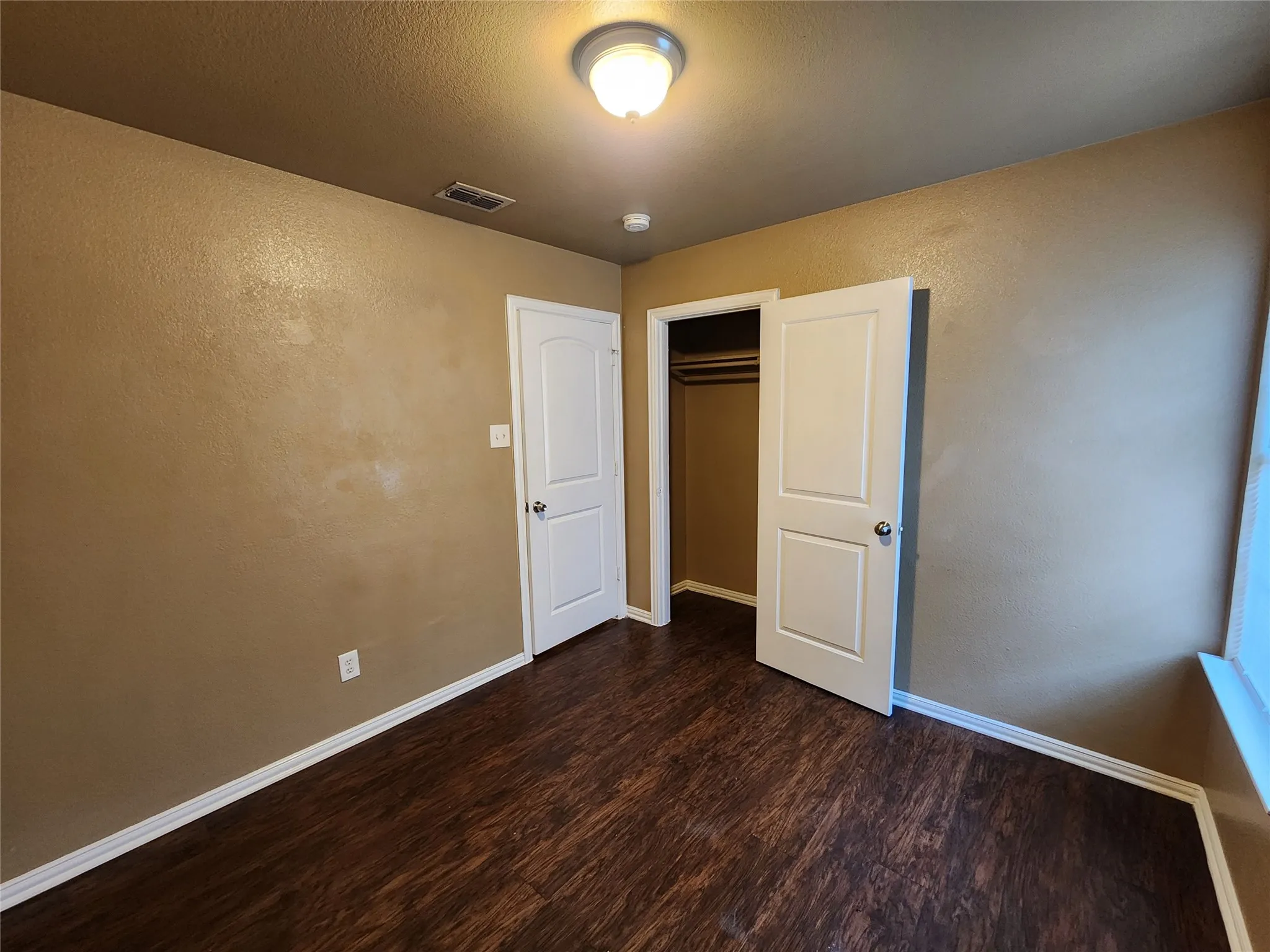Duplex For Rent in Tarrant County , 2917 Van Horn Avenue, Fort Worth, Texas 76111, 3 Bedroom, 2 Bathroom, Garage spaces, 1,061 Sqft, built in 2006, mls#21356681, Real Estate Agent in Fort Worth, Homes For Rent in Tarrant county, Homes For Rent in Fort Worth, Realtor in Fort Worth Texas, Real Estate Brokerage Independent Realty Texas, Luminita Cordes Realtor