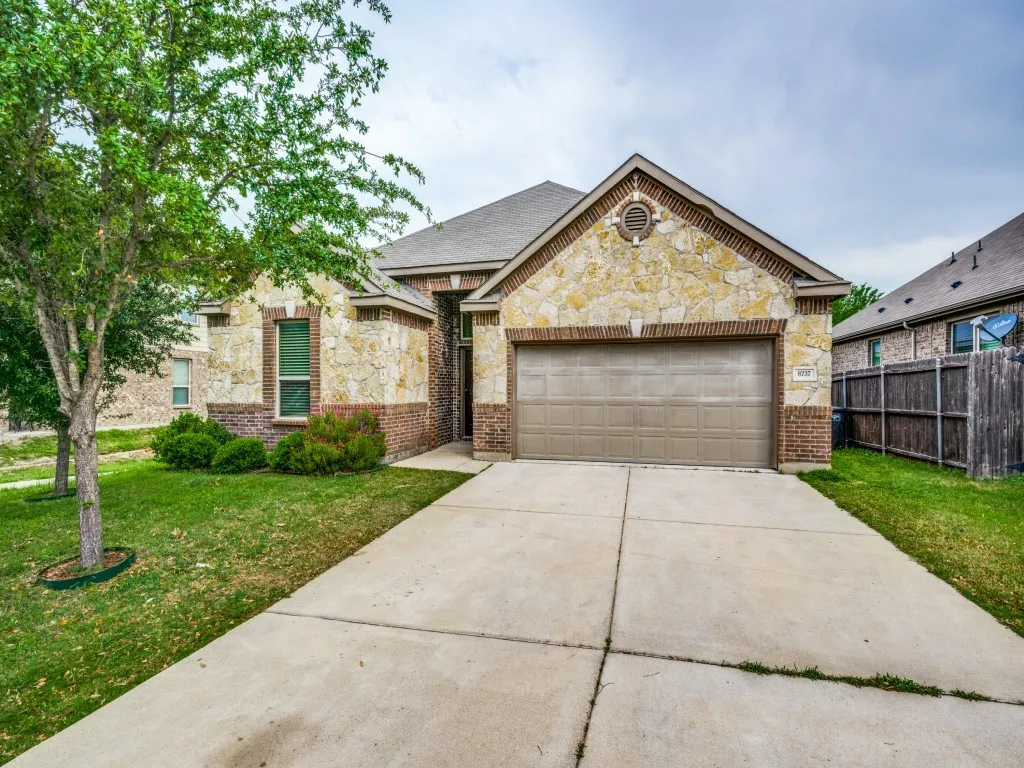Single Family Residence For Rent in Tarrant County , 8737 Maple Ridge Trail, Fort Worth, Texas 76244, 4 Bedroom, 2 Bathroom, 2 Garage spaces, 2,215 Sqft, built in 2013, mls#21356670, Real Estate Agent in Fort Worth, Homes For Rent in Tarrant county, Homes For Rent in Fort Worth, Realtor in Fort Worth Texas, Real Estate Brokerage Independent Realty Texas, Luminita Cordes Realtor