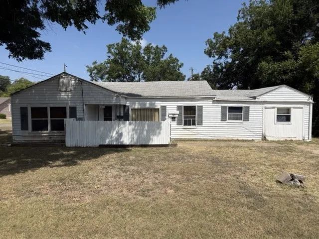 Single Family Residence For Sale in Mc Lennan County , 3815 Beverly Drive, Beverly Hills, Texas 76711, 3 Bedroom, 1 Bathroom, Garage spaces, 1,472 Sqft, built in 1948, mls#21356683, Real Estate Agent in Beverly Hills, Homes For Sale in Mc Lennan county, Homes For Sale in Beverly Hills, Realtor in Beverly Hills Texas, Real Estate Brokerage Independent Realty Texas, Luminita Cordes Realtor